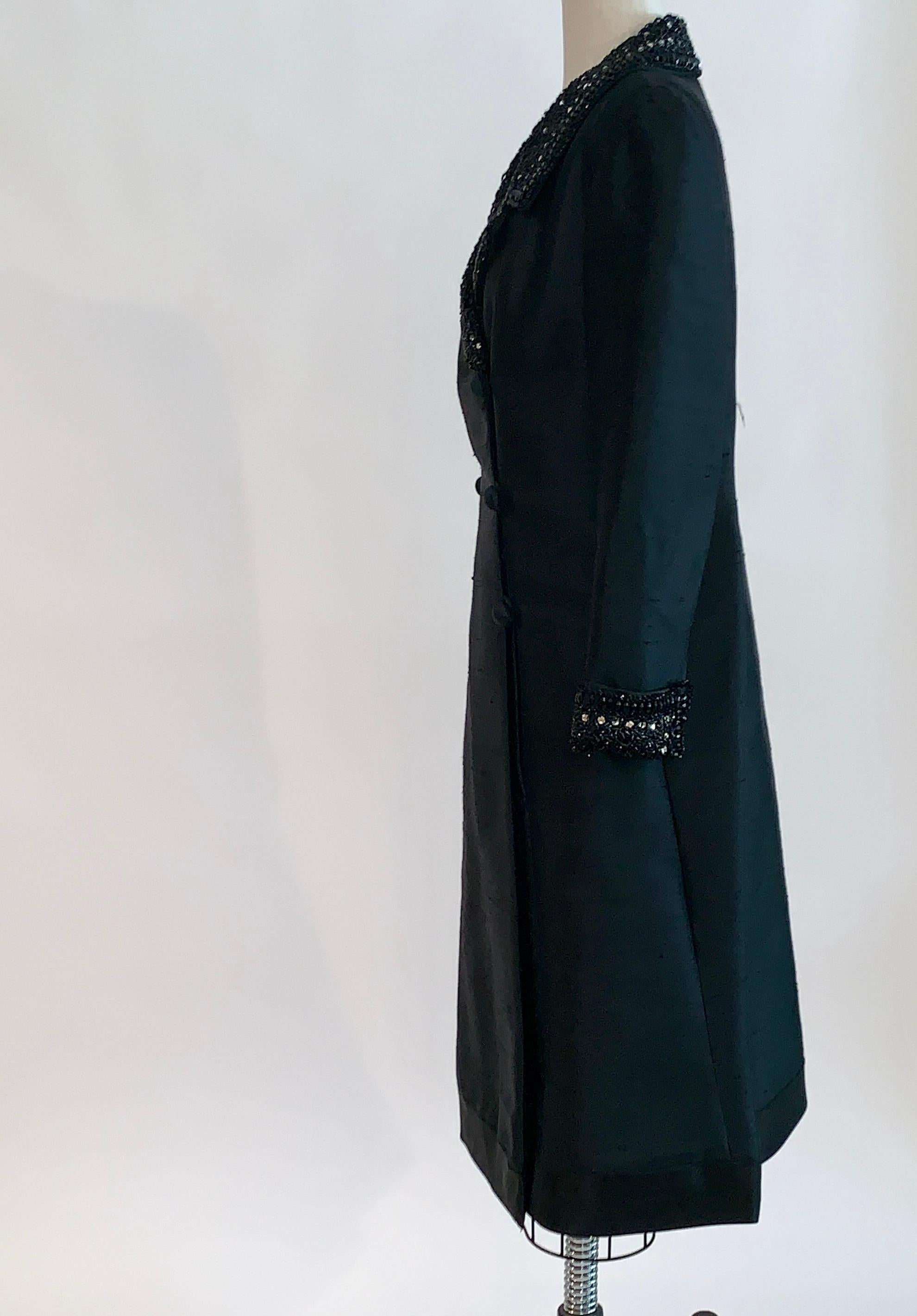 Jean Lutece Años 60 Vestido Abrigo Adornado de Seda Negra con Cuentas Vintage Negro en venta