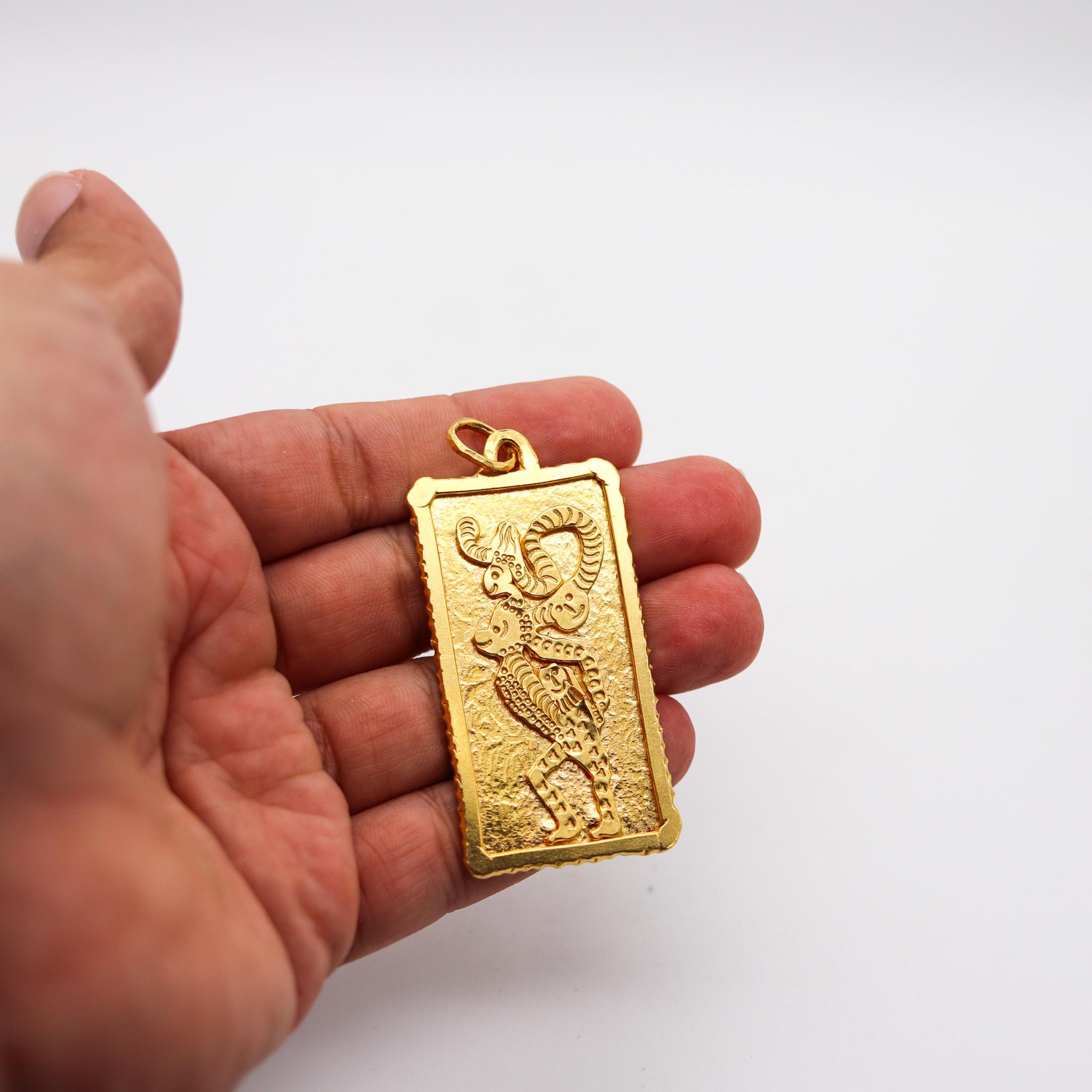 Jean Mahie 1970 Paris Rare Sculptural Figurative Pendant Solid 22Kt Yellow Gold For Sale 1