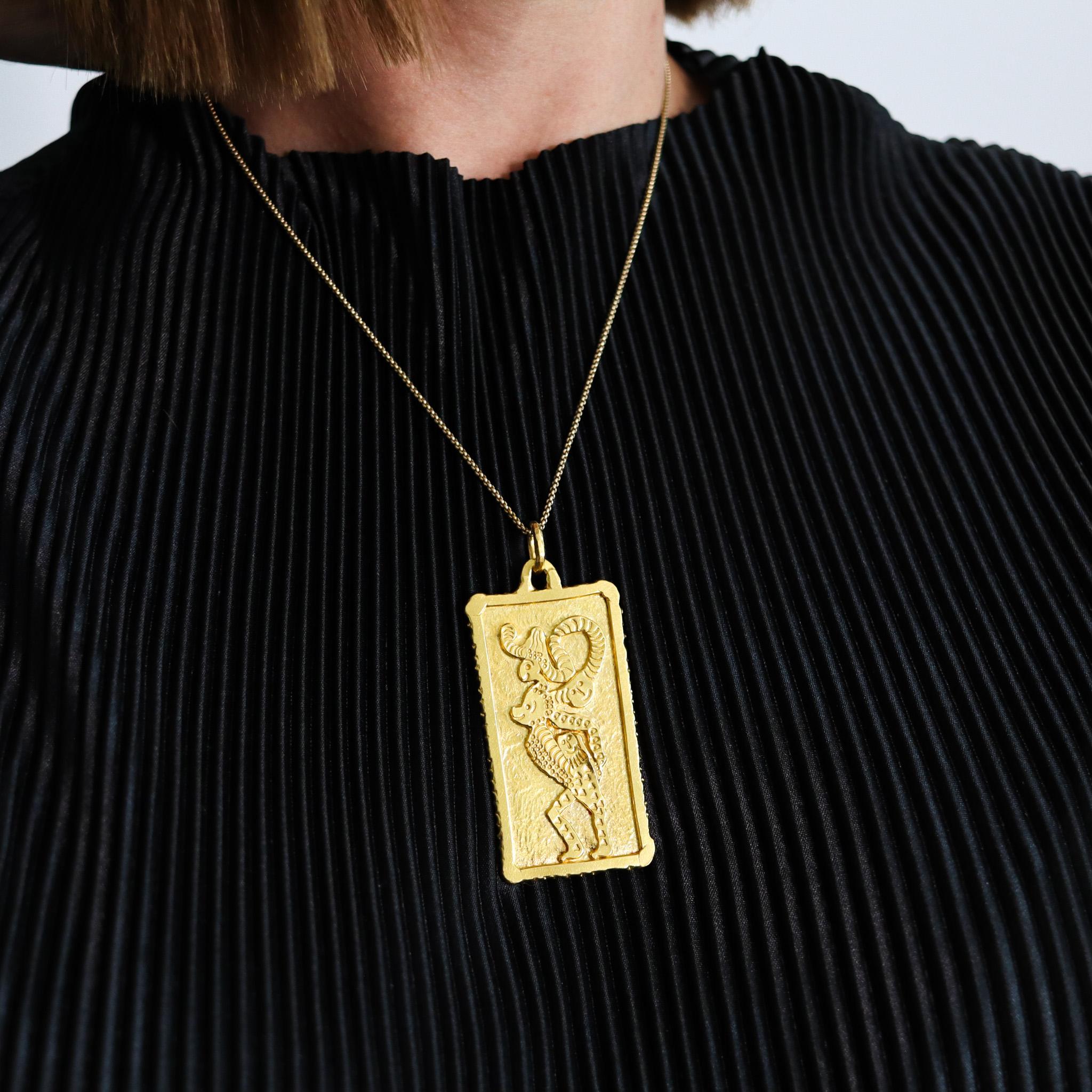 Jean Mahie 1970 Paris Rare Sculptural Figurative Pendant Solid 22Kt Yellow Gold For Sale 2