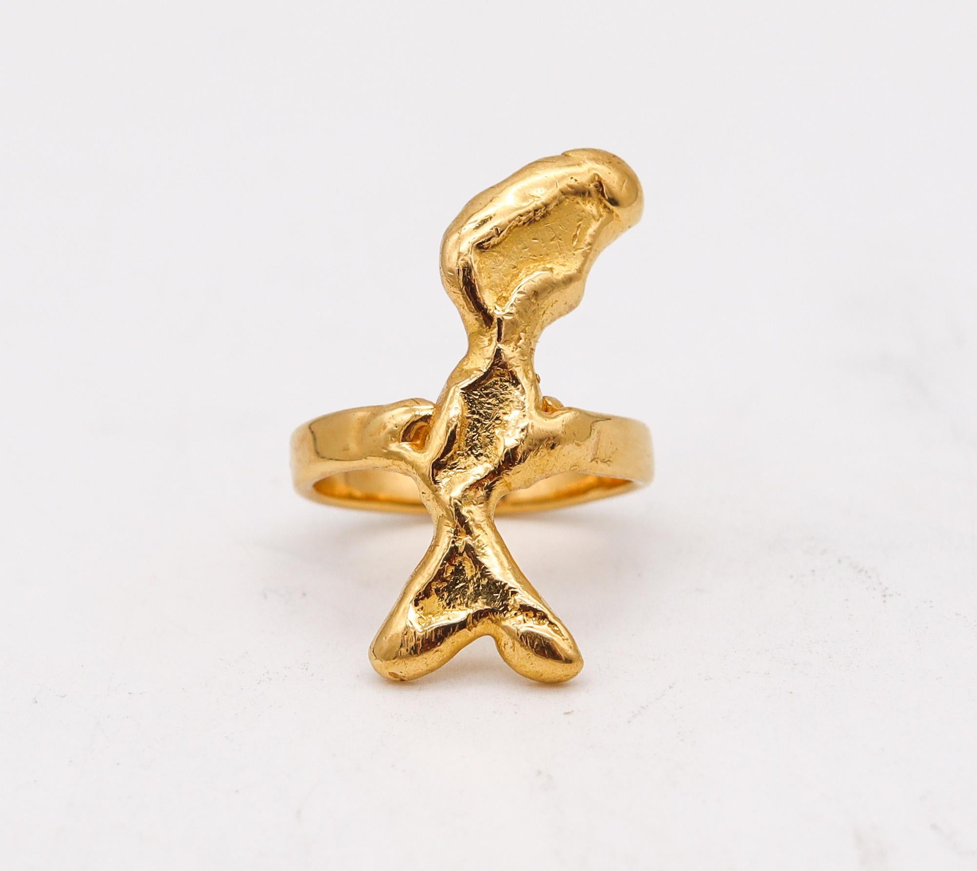 Jean Mahie 1970 Paris Sculptural Abstract Ring in Textured 22Kt Yellow Gold In Excellent Condition For Sale In Miami, FL