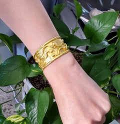 Jean Mahie Paris Bracelet manchette rare de figures sculpturales en or massif 22 carats, 1978