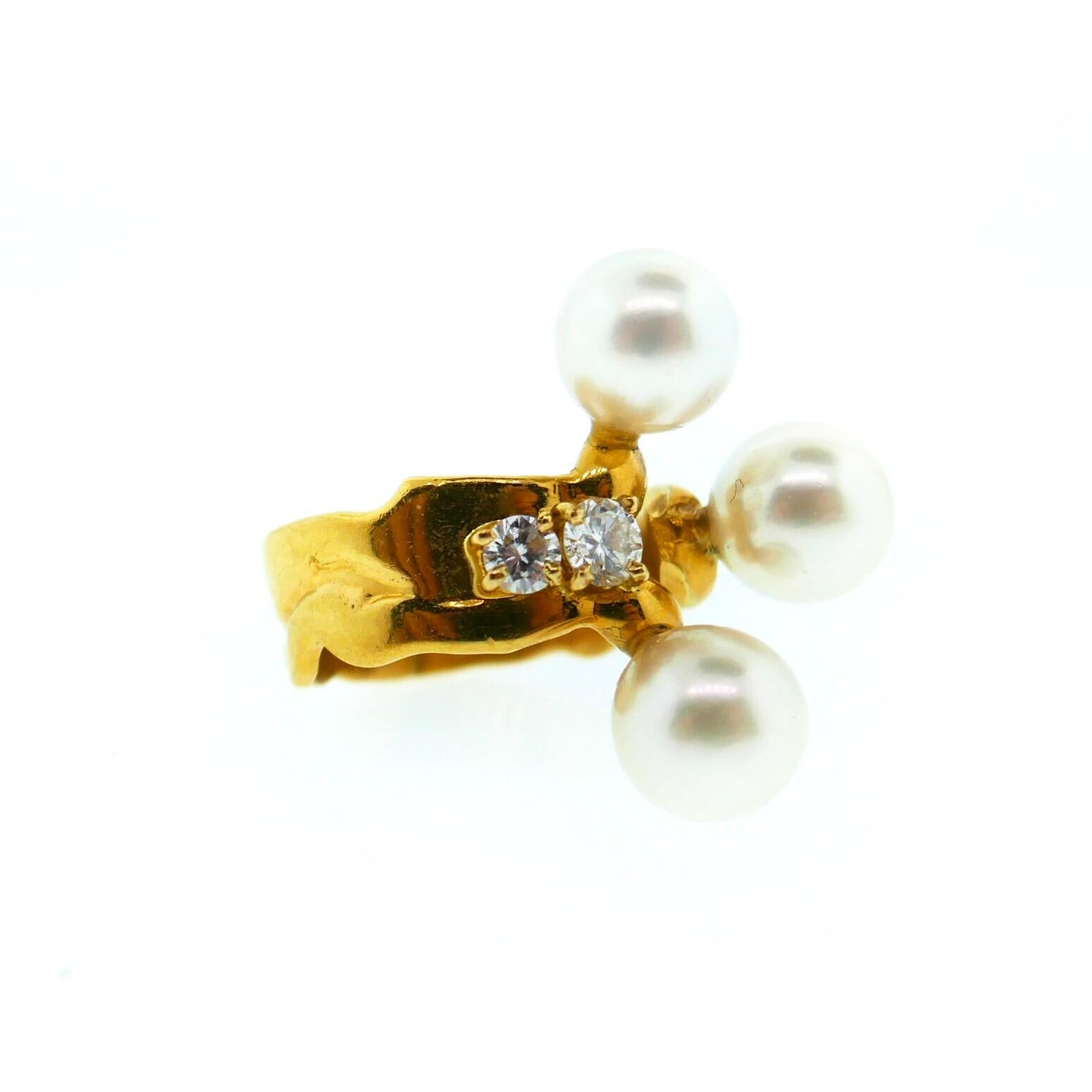 Jean Mahie 22 Karat Yellow Gold Akoya Pearl Diamond Ring In Excellent Condition In Beverly Hills, CA