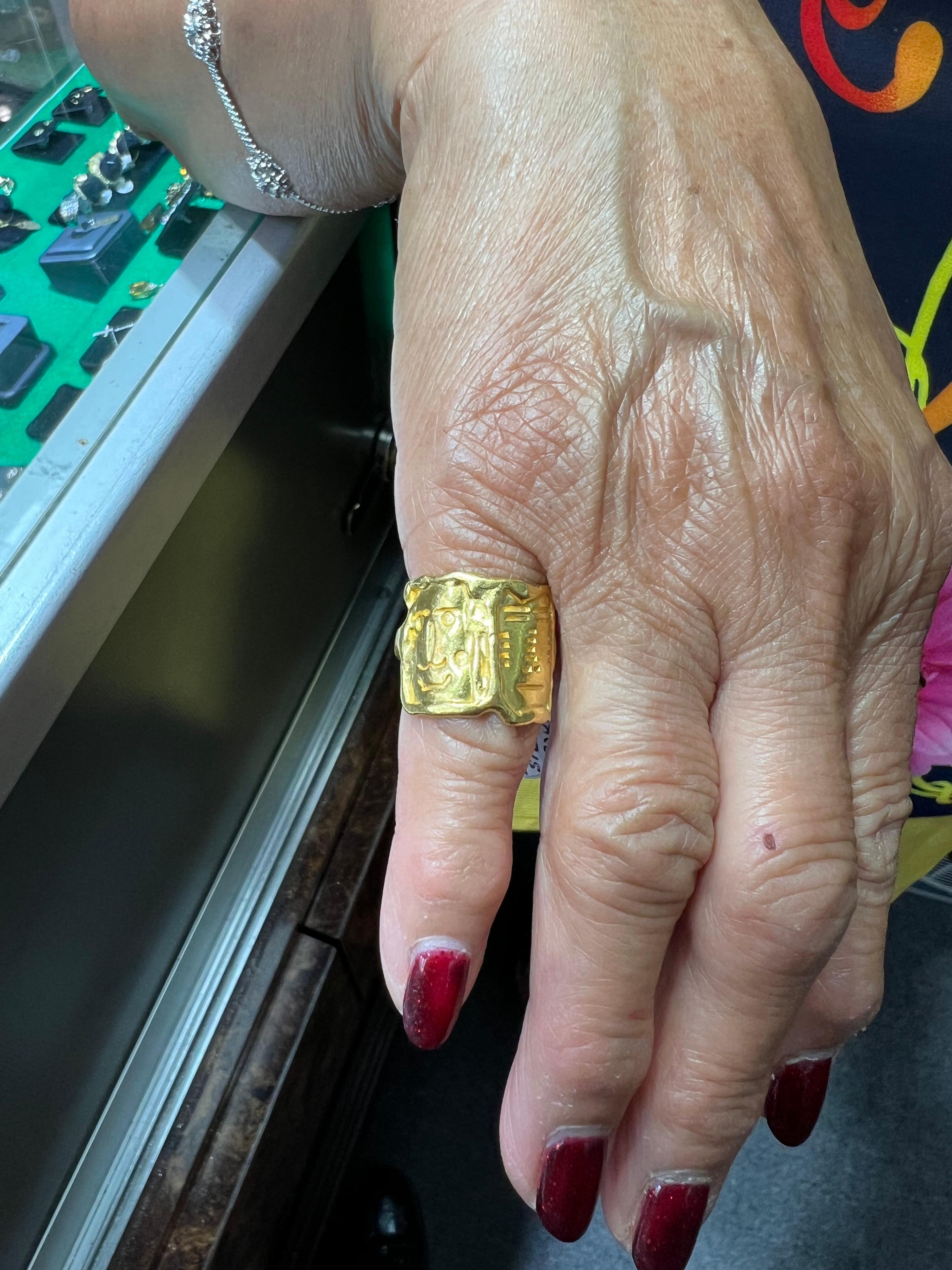 Jean Mahie 22 Karat Yellow Gold Ring In Good Condition In Los Angeles, CA