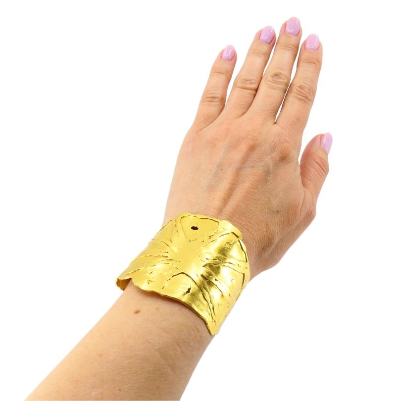 Designer : Jean Mahie
MATERIAL : Or jaune 22k 
Poids : 80.9 grammes 
Mesures : 5 1/2