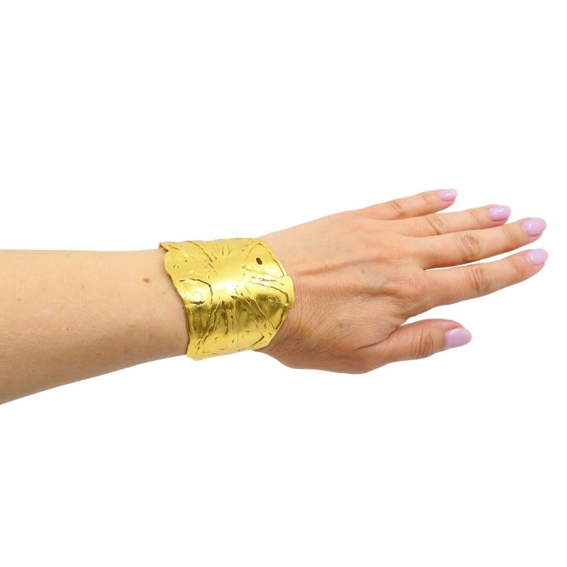 Jean Mahie Bracelet à large manchette en or 22k Excellent état - En vente à Beverly Hills, CA