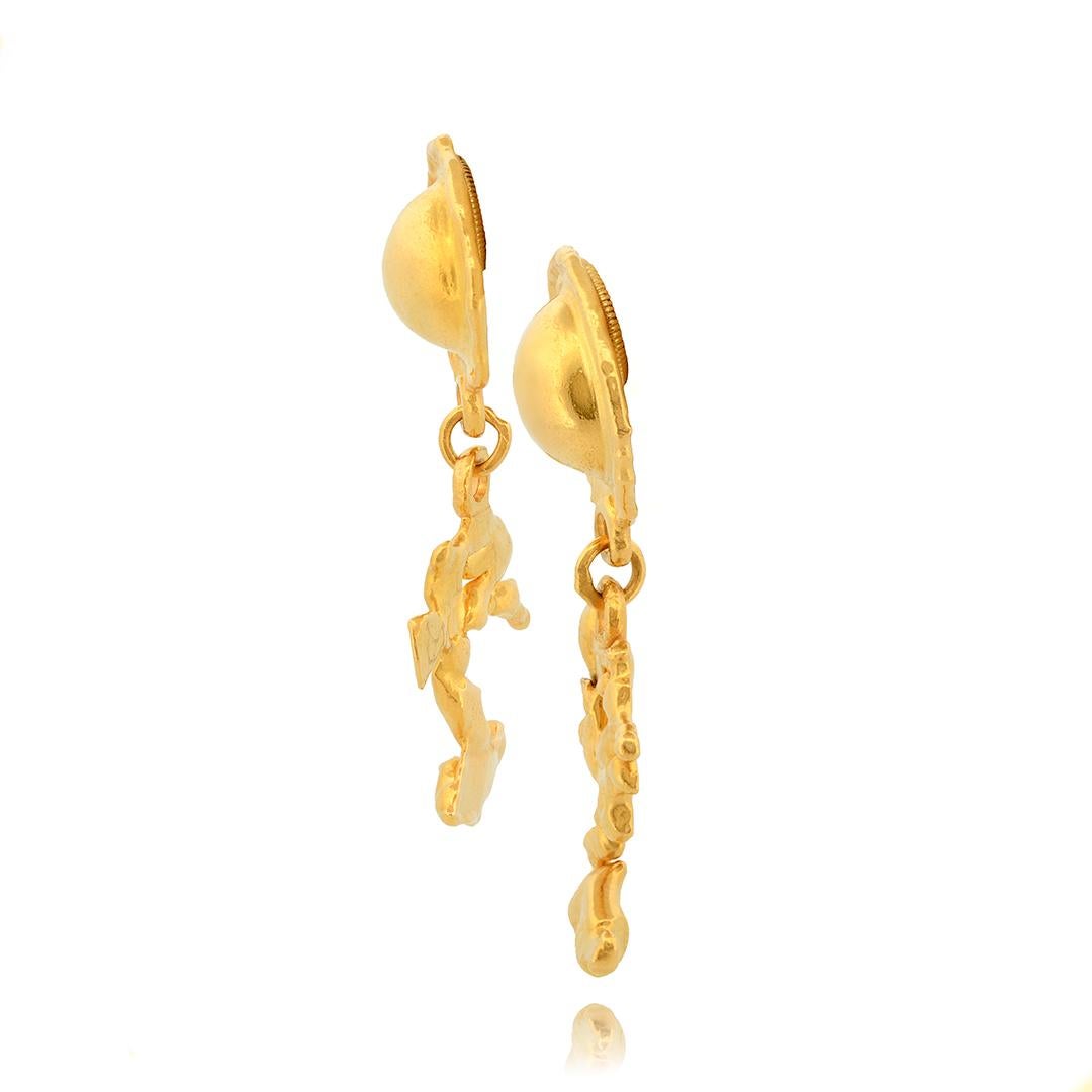 These 22 karat yellow gold drop earrings by designer Jean Mahie feature the recognizable organic forms of the Charming Creatures collection. The earrings have a hammered finish and have post and omega backs.
- 22k Yellow Gold
- Hammered Finish
-