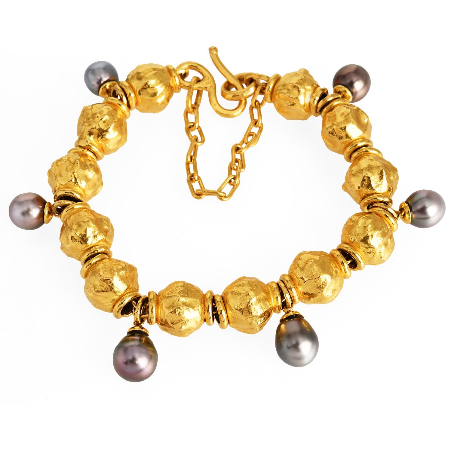 Ce remarquable bracelet vintage de Jean Byne témoigne de la renommée artistique et du design audacieux de la marque. Fabriqué à la main en or jaune 22 carats, il présente une série de perles texturées à la main - chacune d'environ 12 x 14 mm -