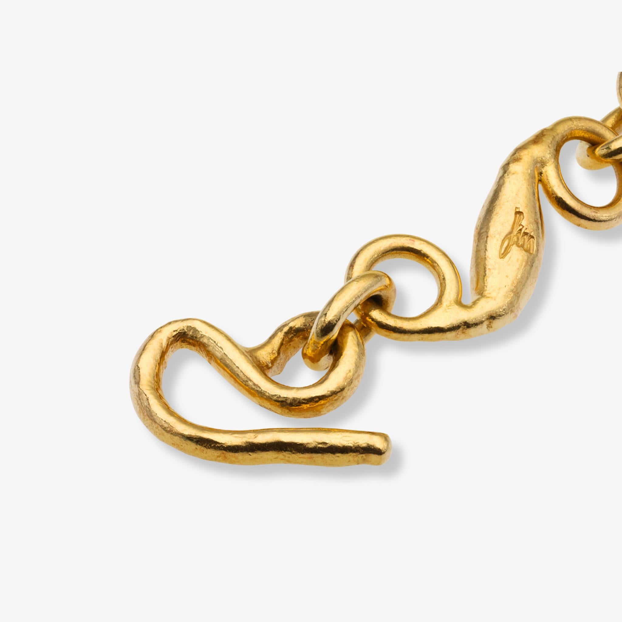 Bracelet iconique en or jaune 22 carats de Jean Mahie, présentant les maillons sculpturaux formés à la main, signature de l'artiste.

Cet exceptionnel bracelet en or jaune 22k de Jean Mahie incarne l'art distinctif et la vision sculpturale de l'un