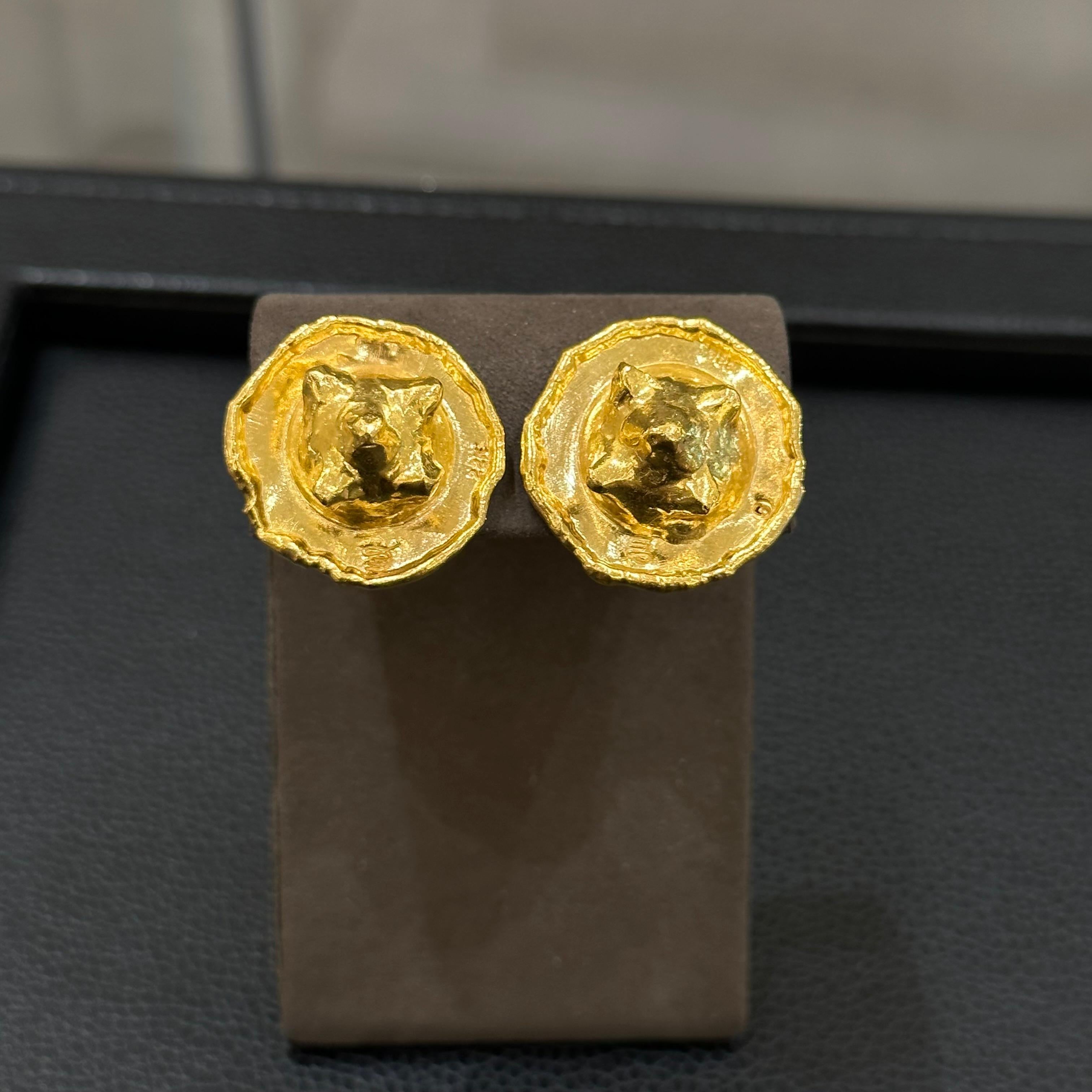 Boucles d'oreilles 22K Jean Mahie. Profil rond avec centre en forme de nodule bombé. 18,10 grammes d'or 22 carats.