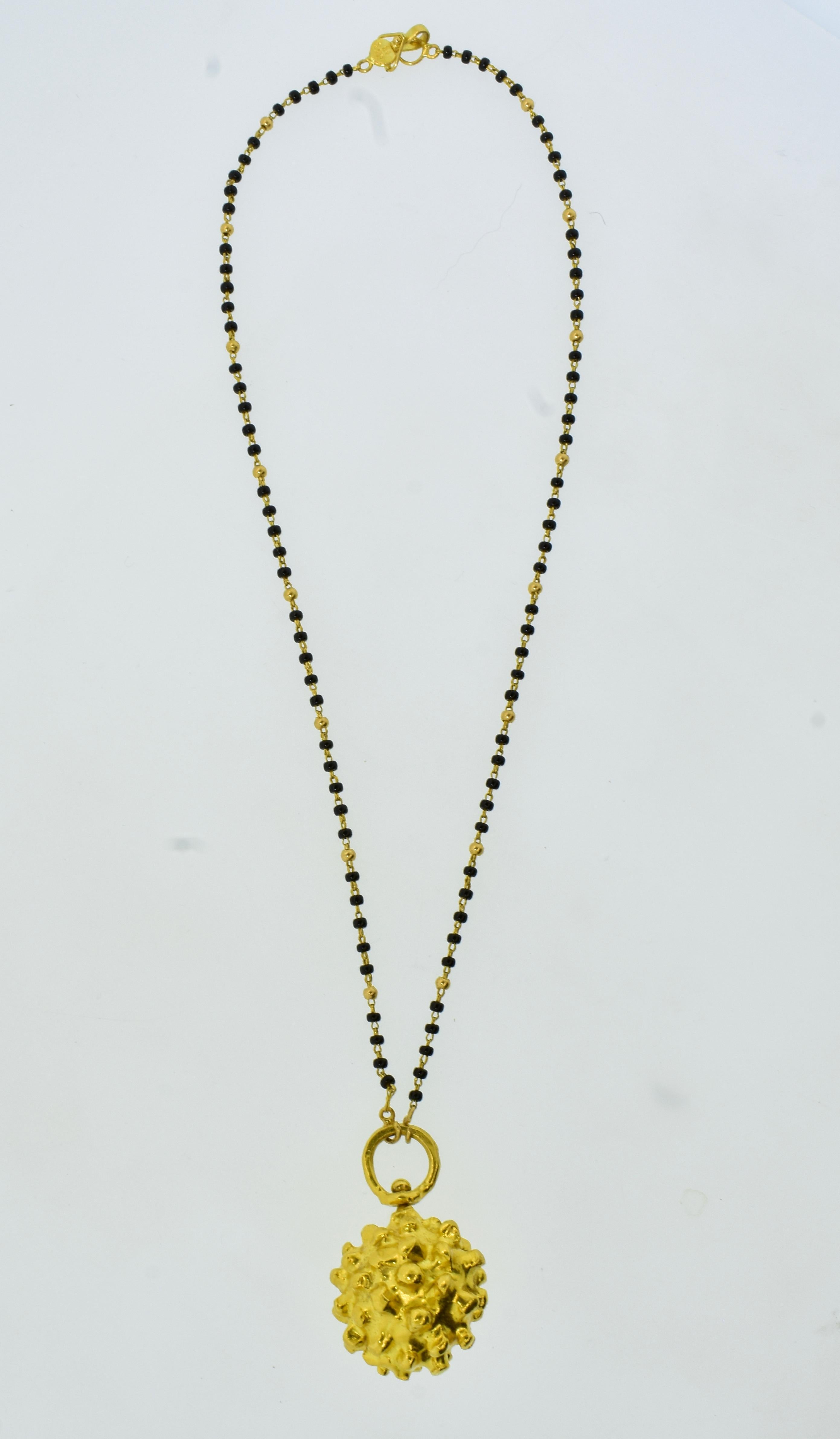 Der etruskische Kugelanhänger von Jean Mahie ist sehr leicht zu tragen und unverwechselbar.  Hier abgebildet an einer modernen Goldkette mit kleinen Onyxkugeln, die eine Länge von 16,5 Zoll hat.  Dieses Stück ist ein Klassiker aus dem weltberühmten