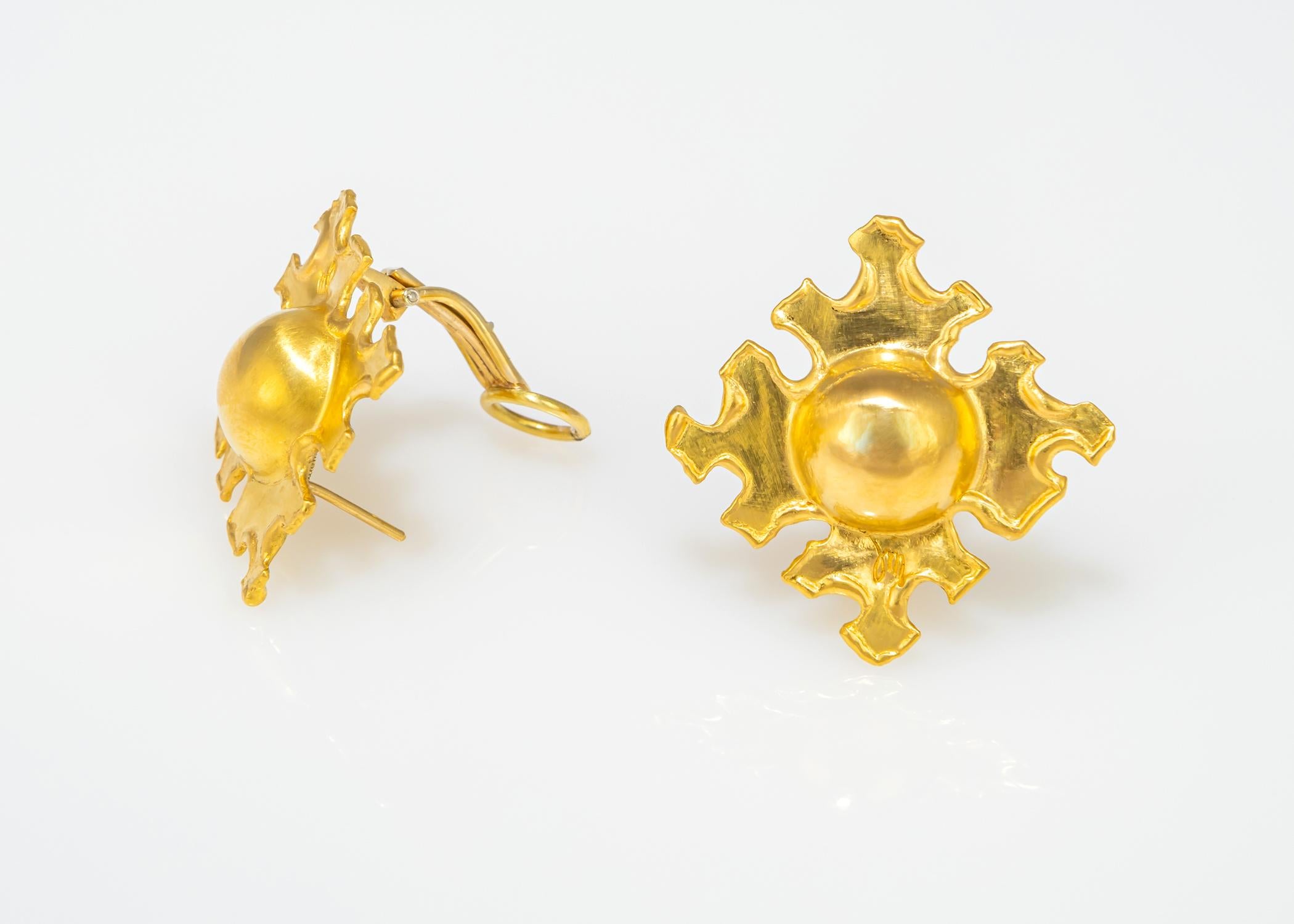 Jean Mahie schafft einzigartige tragbare Kunst. Alles handgefertigt in 22K Gold. Ein klassischer und schicker Ohrring, der immer passt. 1 1/4 Zoll in der Größe.