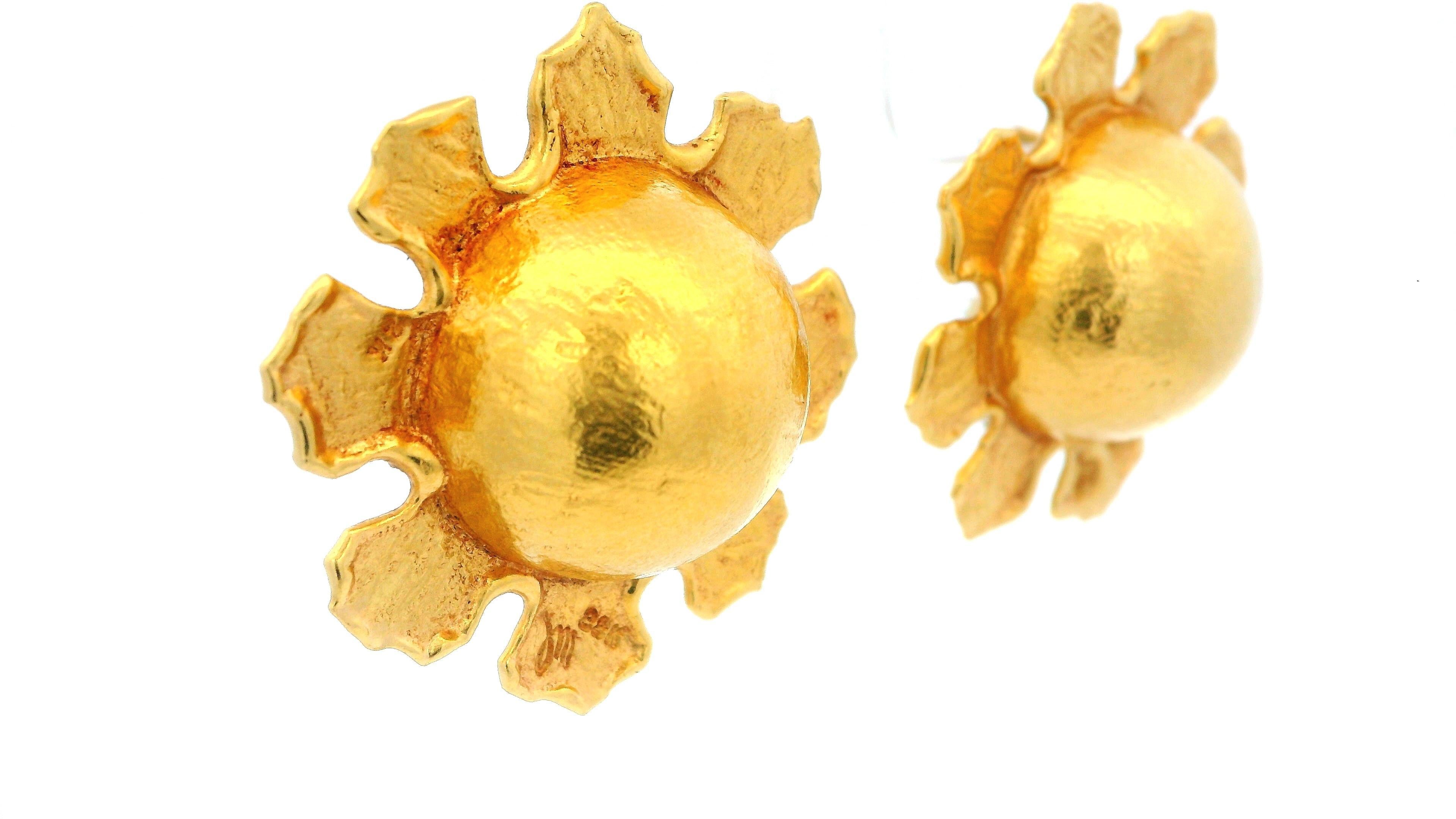 Ein Paar Ohrringe aus 22k Gelbgold mit einem Sonnenmotiv. Die von Jean Mahie gefertigten Ohrringe haben einen Durchmesser von 32,6 mm und wiegen 15,9 g.
