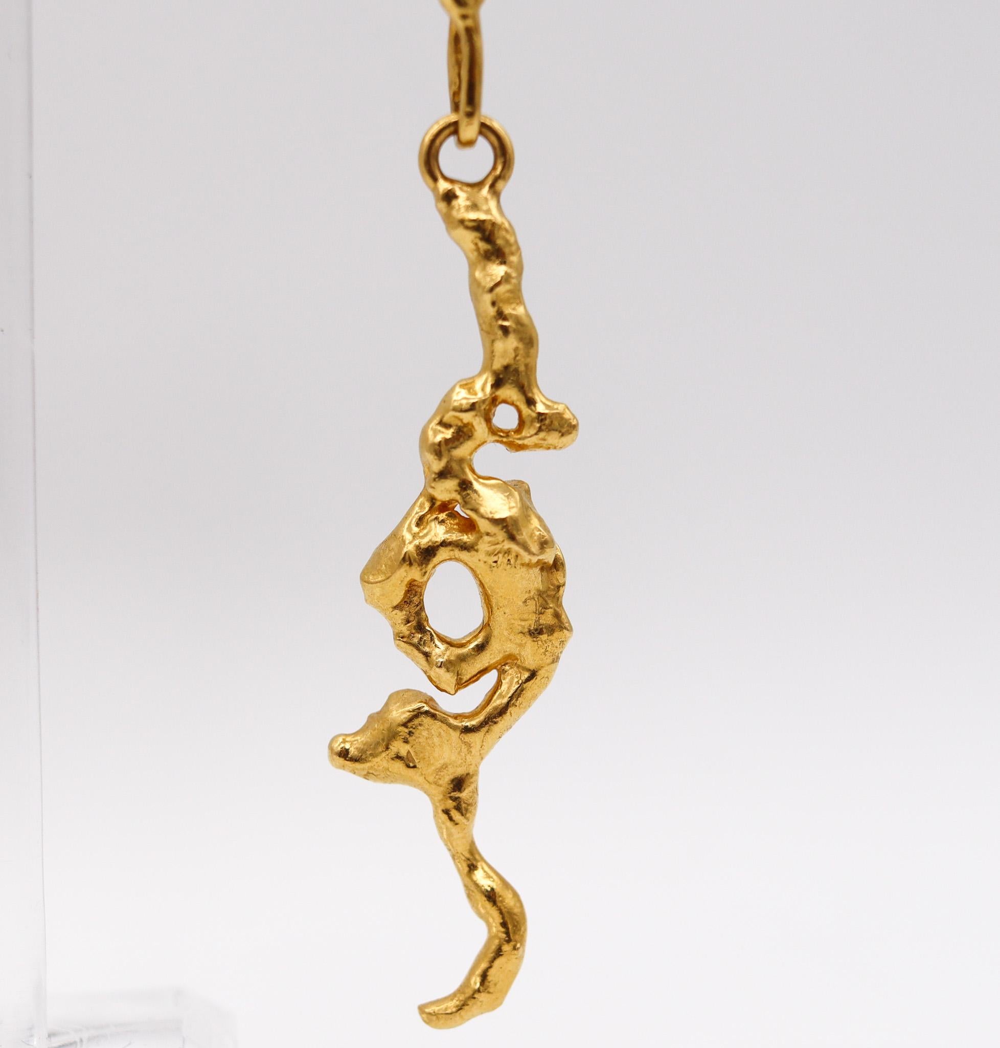 Freie Formen Cabrio-Ohrringe, entworfen von Jean Mahie.

Ein wunderschönes tragbares Kunstwerk, das der Künstler und Goldschmied Jean Mahie in den späten 1970er Jahren in Paris geschaffen hat. Dieses Paar skulpturaler Tropfenohrringe ist aus der
