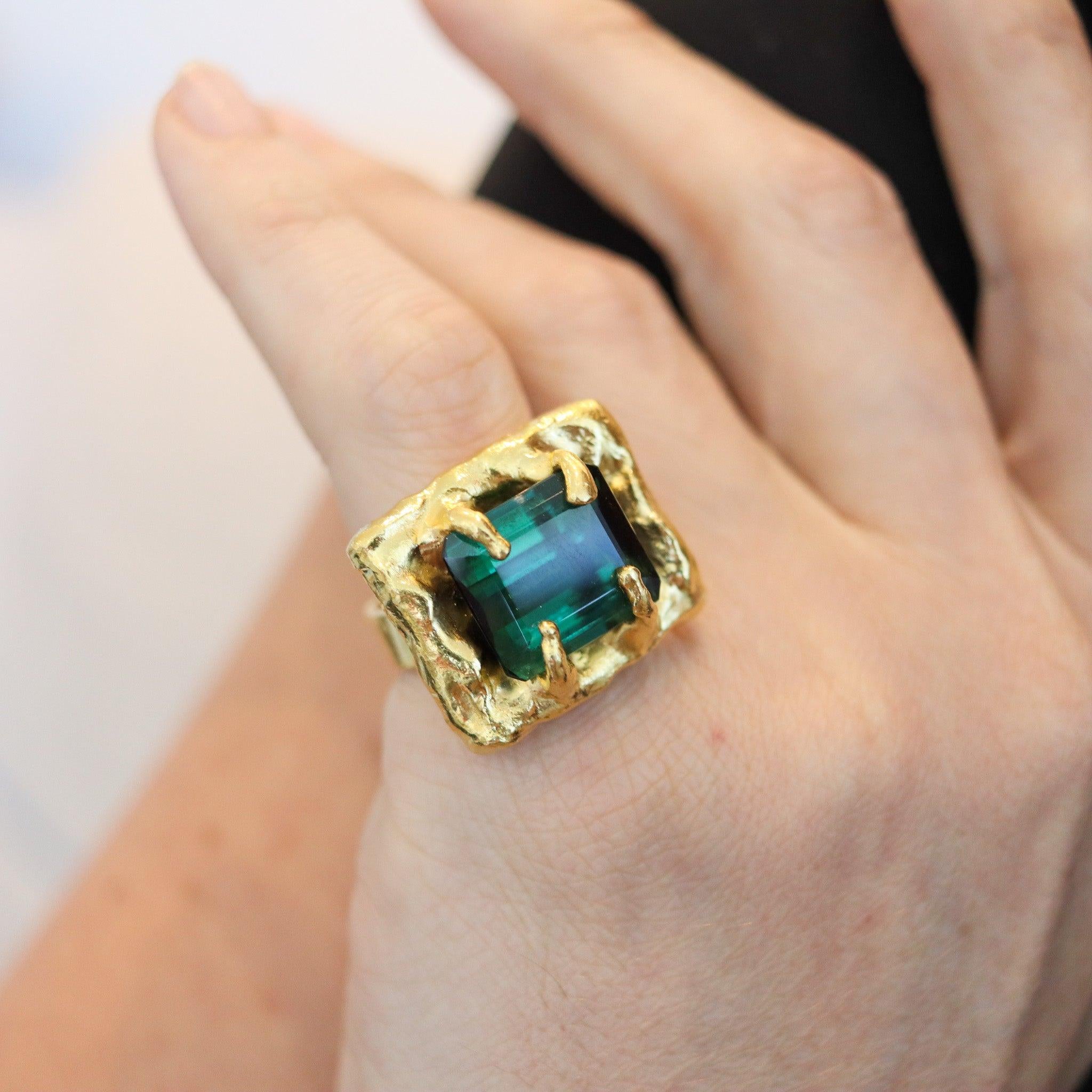 Un anello da cocktail scultoreo disegnato da Jean Mahie.

Un rarissimo anello da cocktail scultoreo, creato a Parigi in Francia dall'artista, scultore e orafo Jean Mahie, alla fine degli anni Settanta. L'imponente anello da cocktail scultoreo è
