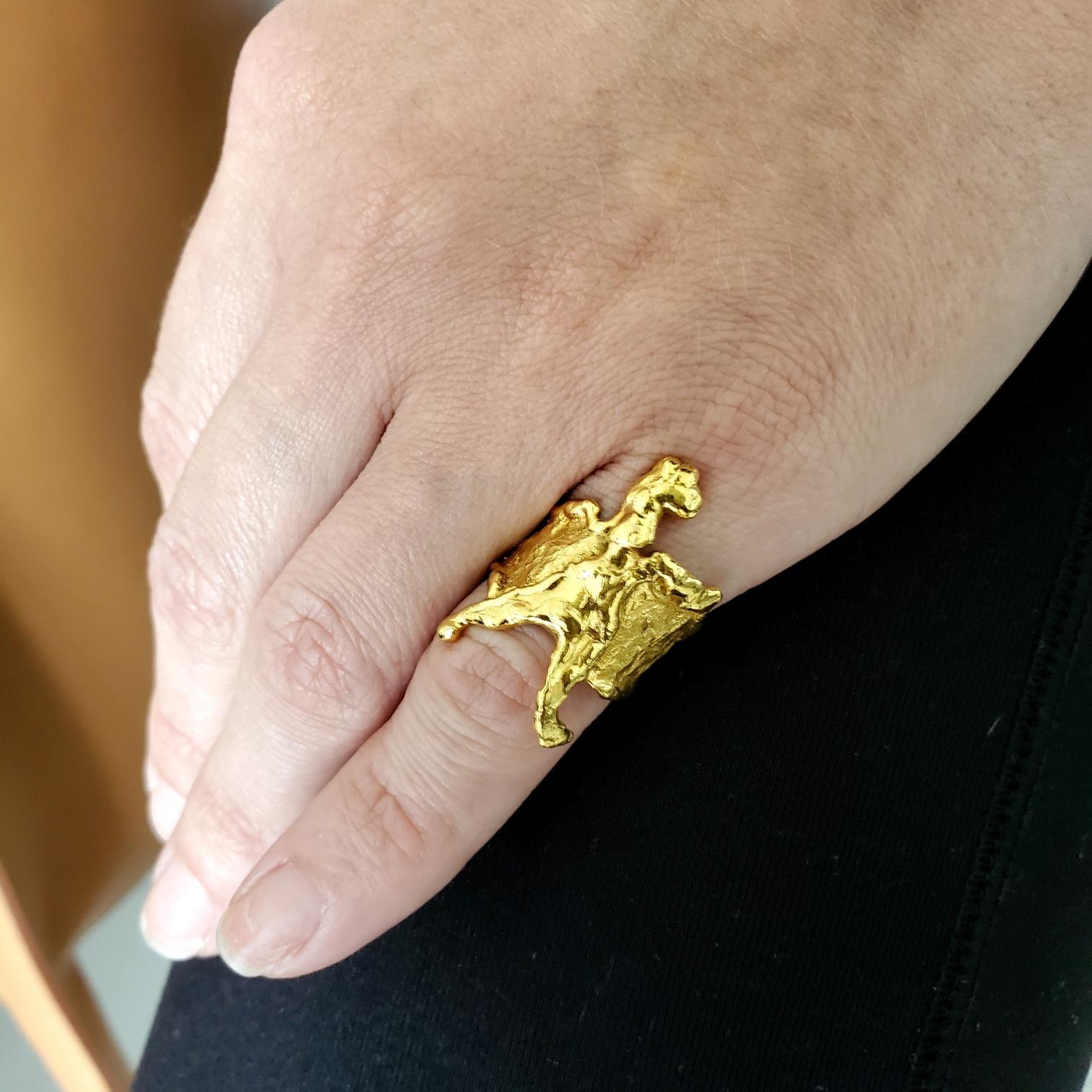 Jean Mahie Paris Rare Vintage Sculptural Ring in Textured 22Kt Yellow Gold In Excellent Condition For Sale In Miami, FL