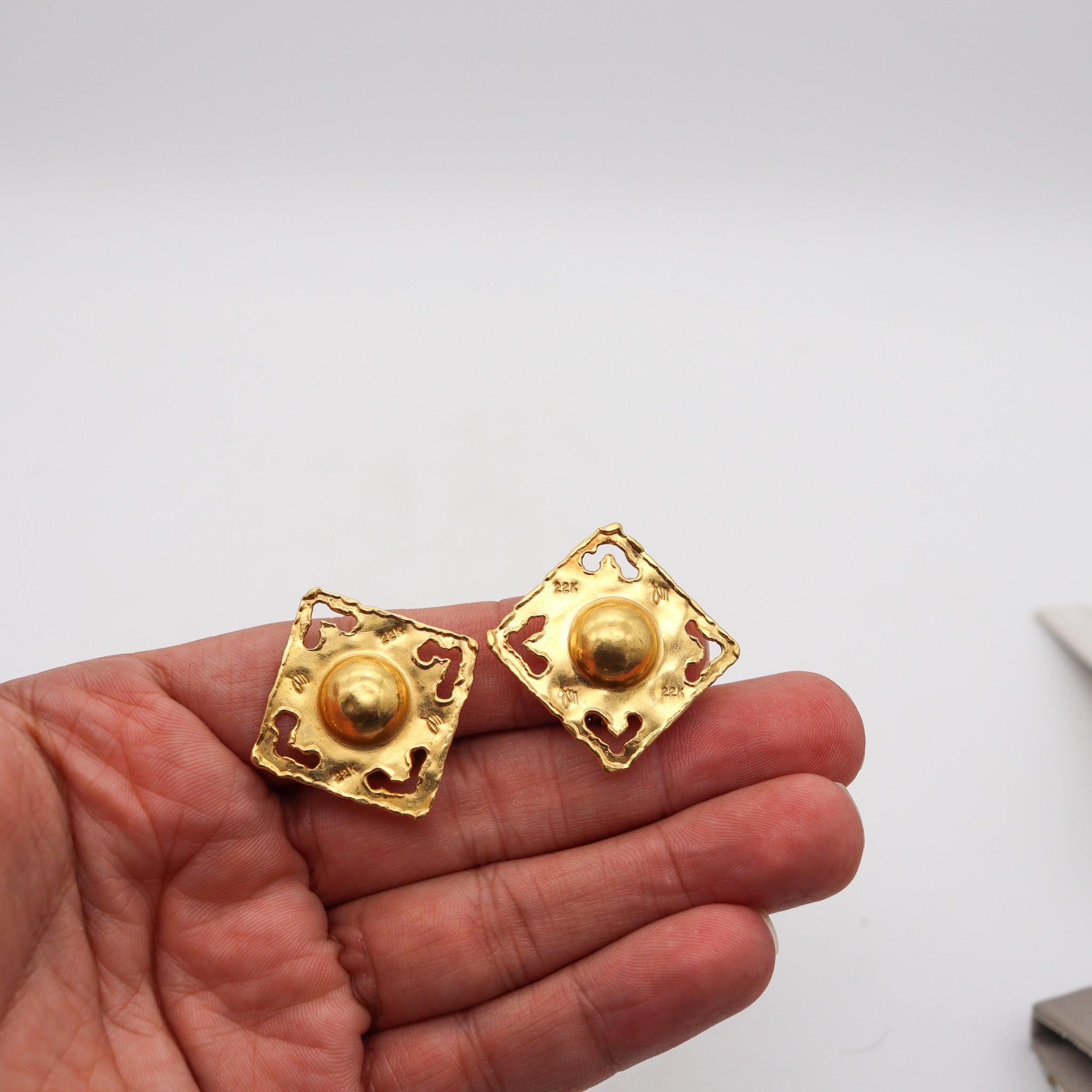 JEAN MAHIE Sculptural Square Clips-On Earrings in Textured 22Kt Yellow Gold In Excellent Condition For Sale In Miami, FL
