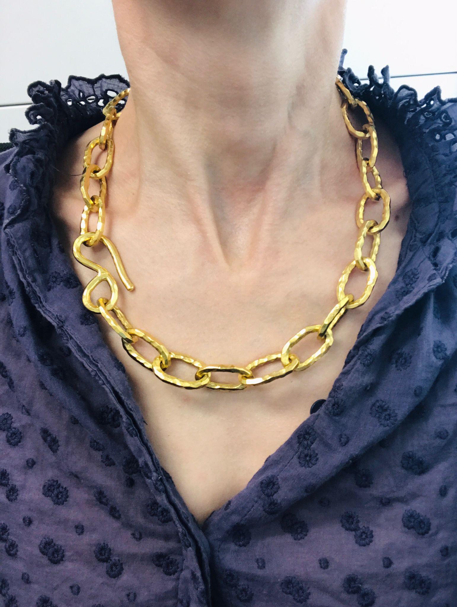 Collana a catena pesante in oro 22k vintage di Jean Mahie con maglie ovali strutturate. Ogni maglia è martellata in modo unico, il che la rende accattivante e lussuosa. Le forme irregolari e organiche delle maglie catturano lo stile artigianale