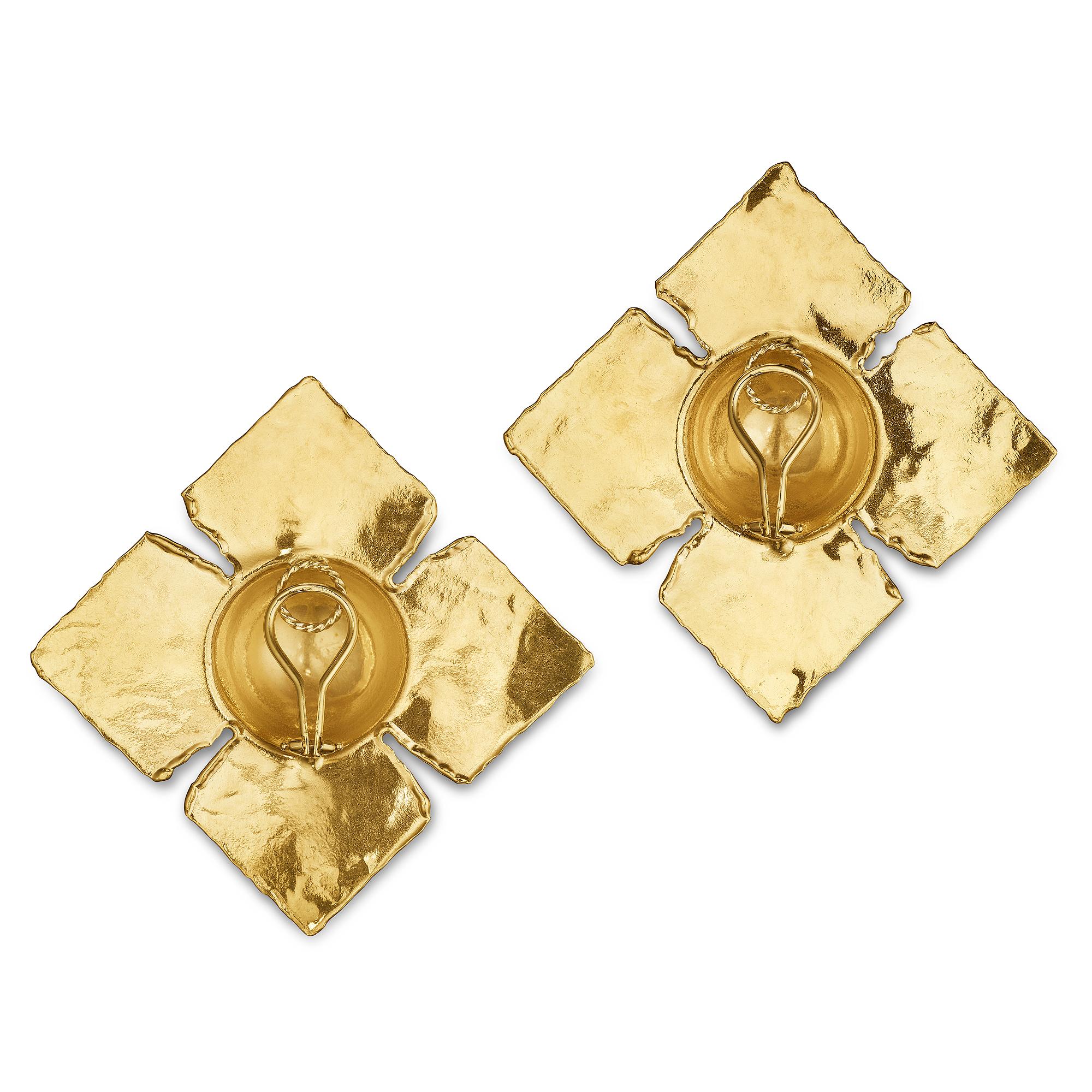 Jean Mahie Vintage Gold Clip Earrings In Excellent Condition In Greenwich, CT