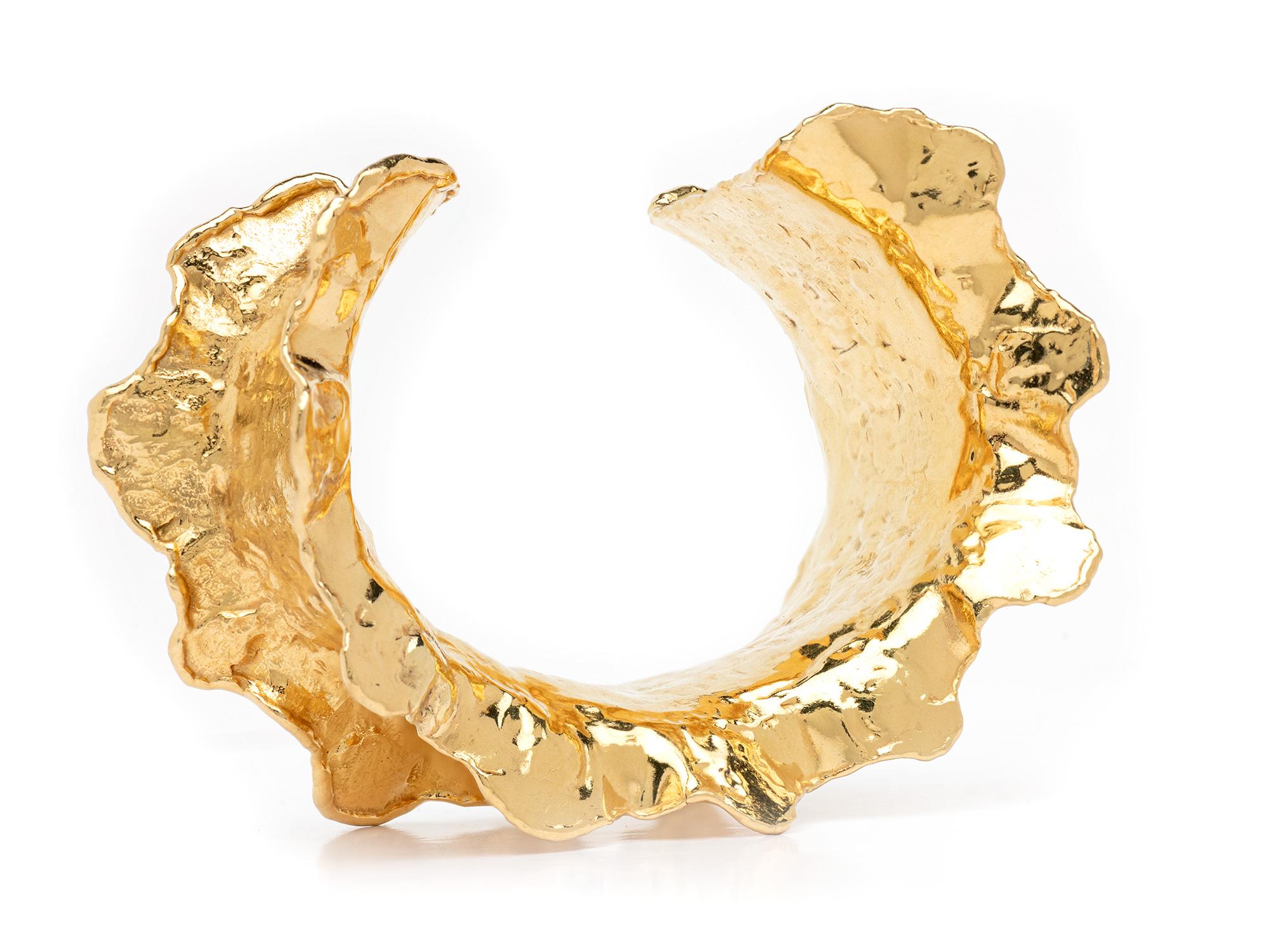Bellissimo bracciale largo con volant in oro giallo 22k firmato Jean Mahie.  