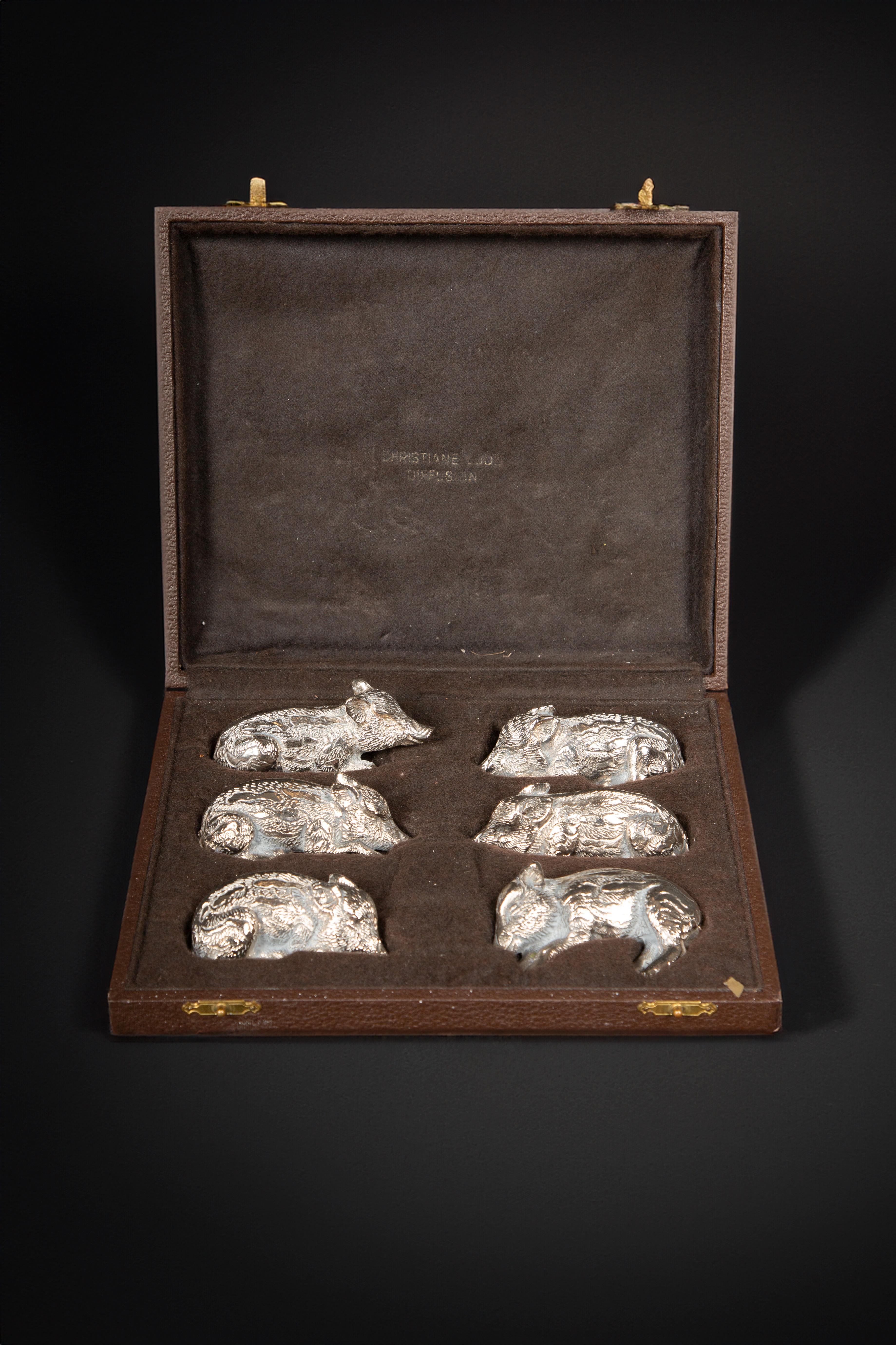 Ce set comprend six exquis porte-couteaux en étain en forme de cochon, créés par le célèbre Jean Maillard (1901-1993), connu pour ses magistrales sculptures d'animaux. Chaque pièce est nichée dans un écrin personnalisé, portant sur le fond la marque