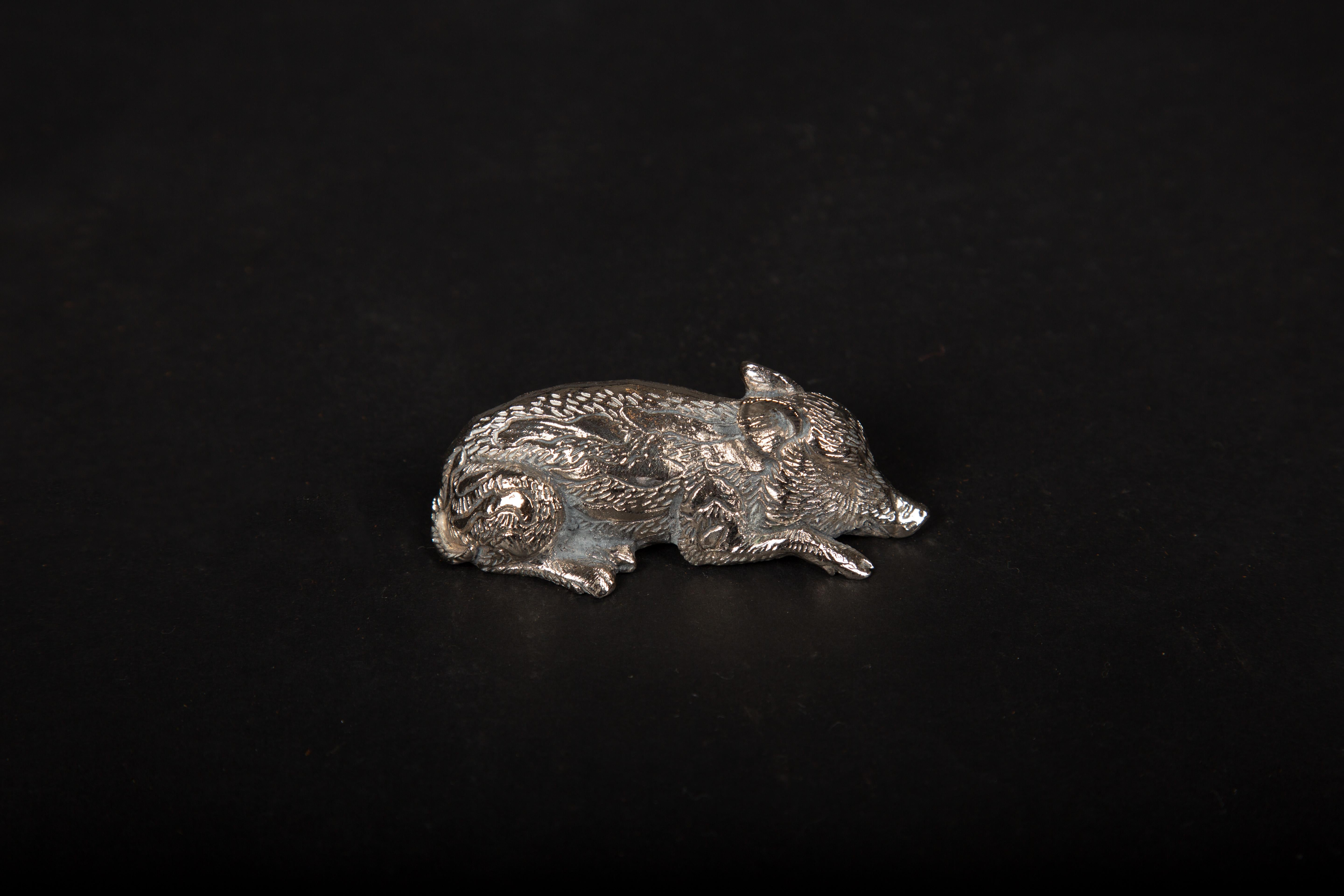 Étain Jean Maillard (1901-1993) Porte-couteaux en étain en forme de cochon : Des délices sculpturaux exquis en vente