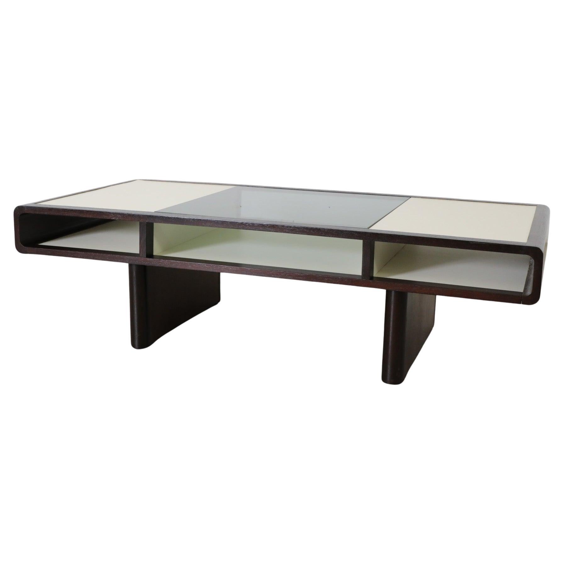 Table basse incurvée de style Jean Maneval en wengé blanc et verre fumé en vente