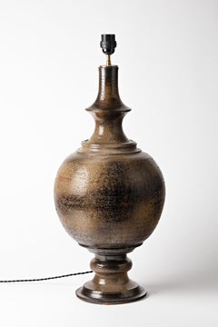 Lampada da tavolo con base in ceramica nera di Jean Marais, realizzata a mano in Francia nel Medioevo