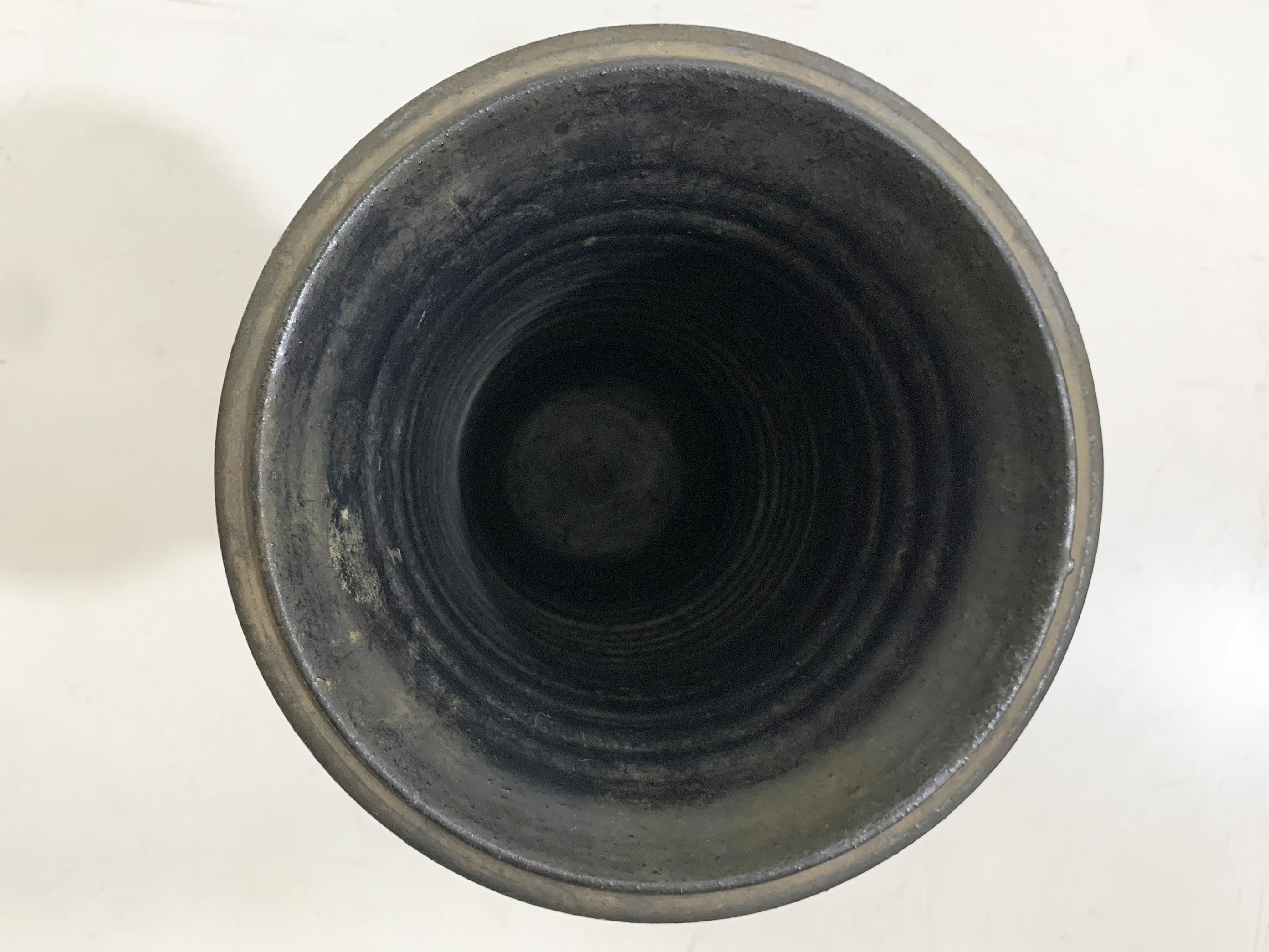 Un vase en céramique d'une élégance saisissante du célèbre acteur, sculpteur et artiste français Jean Marais (1913-1998). Cette pièce est un exemple exquis de l'œuvre de Marais datant de sa période très appréciée à Vallauris, en France, un centre