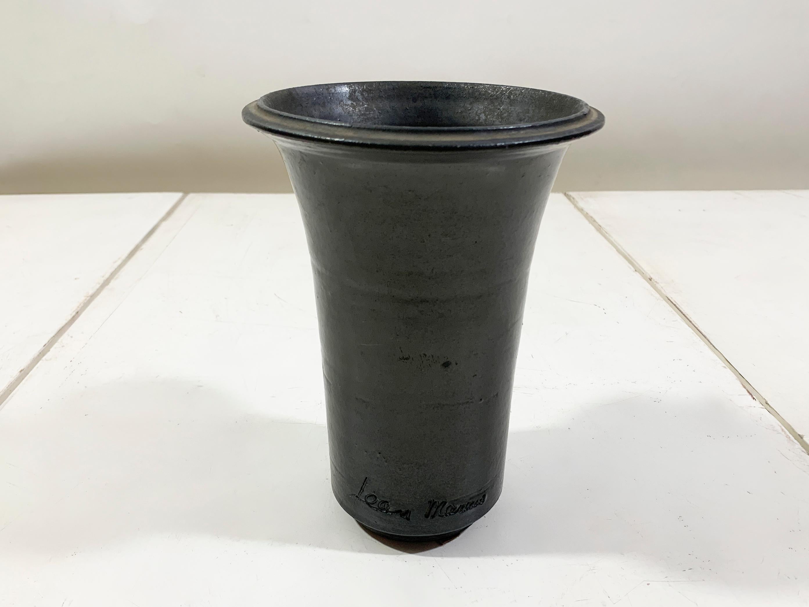 Français Vase en céramique émaillée noire de Jean Marais, signé 