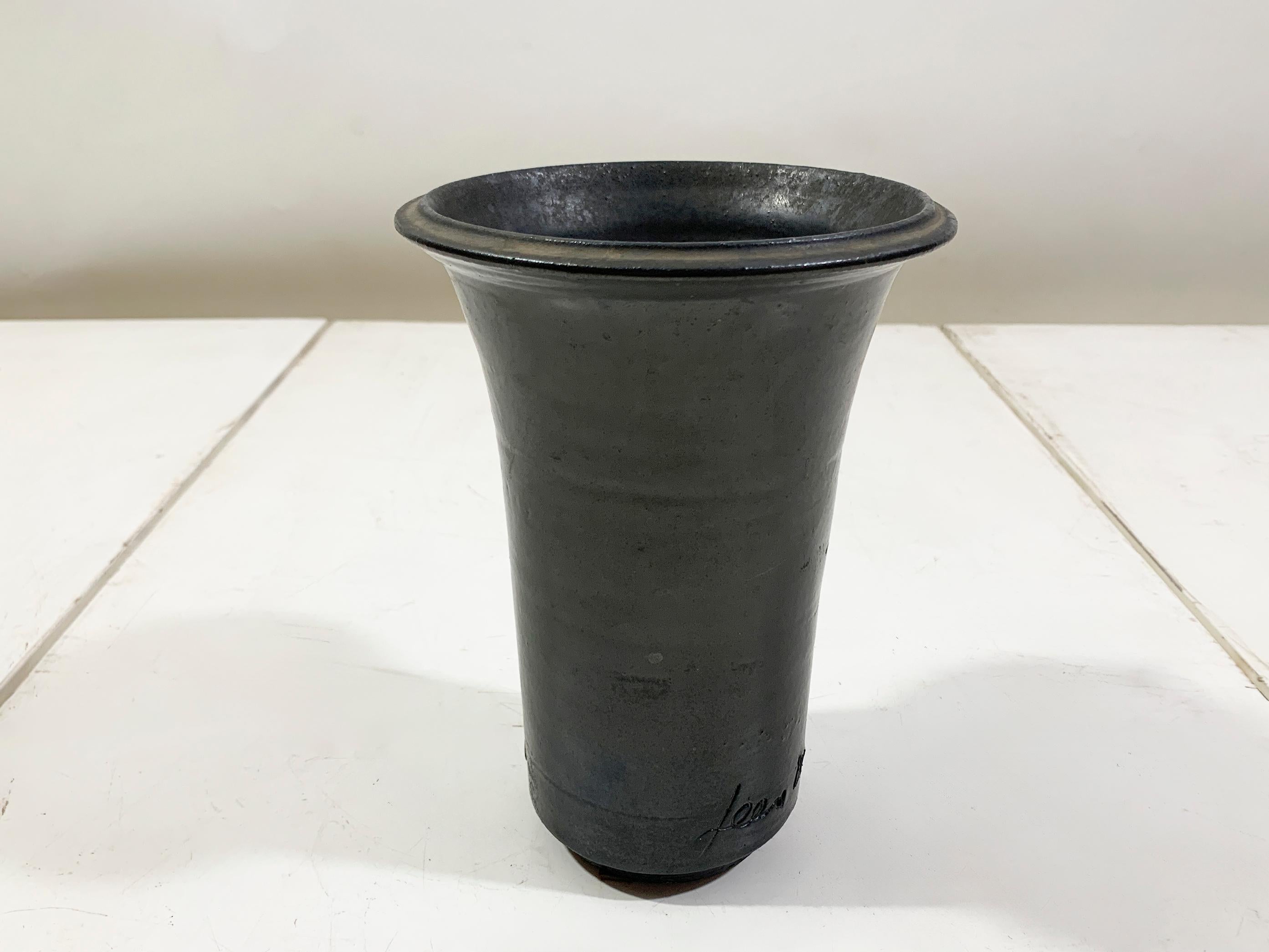 Vernissé Vase en céramique émaillée noire de Jean Marais, signé 
