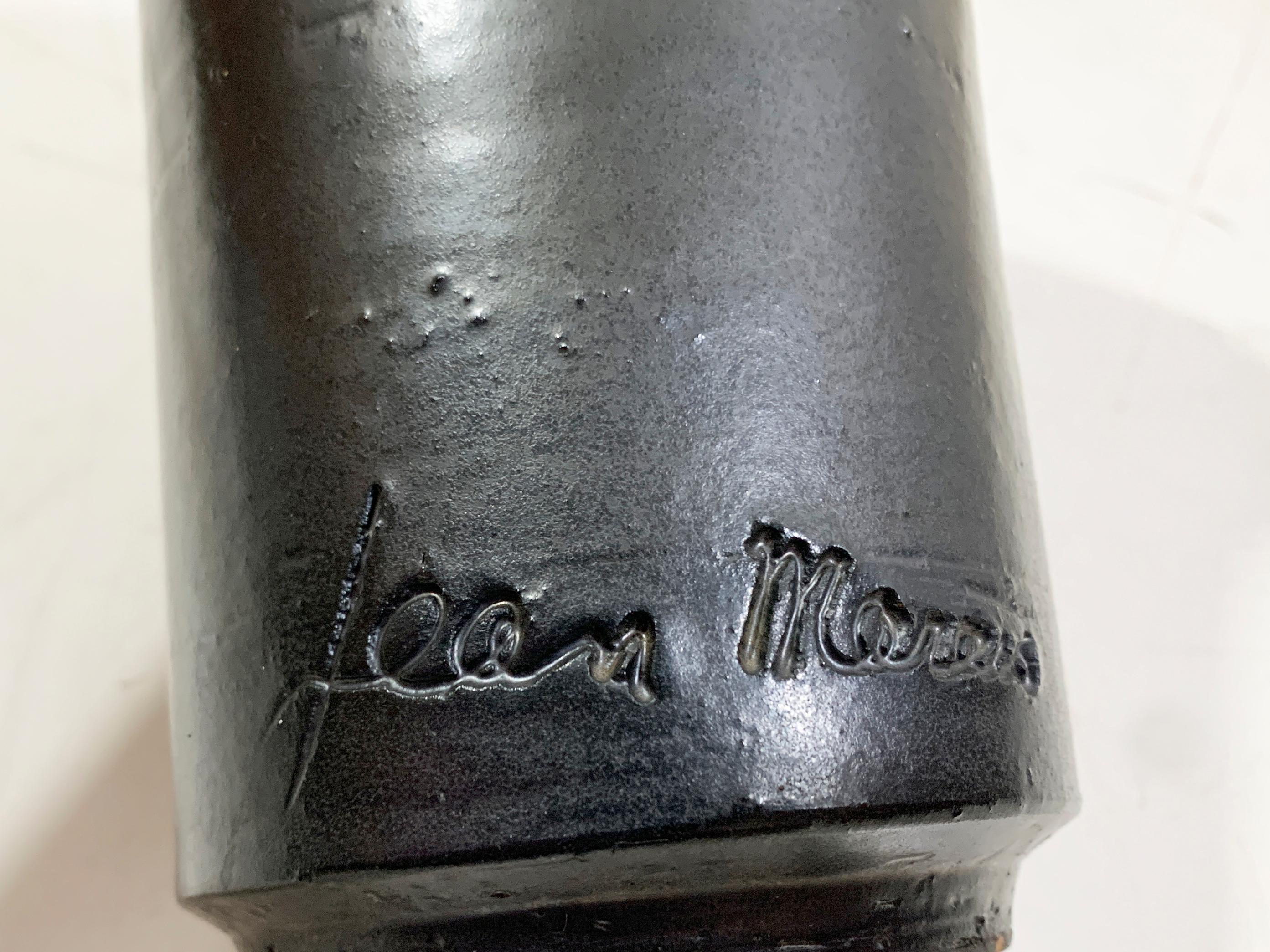 20ième siècle Vase en céramique émaillée noire de Jean Marais, signé 