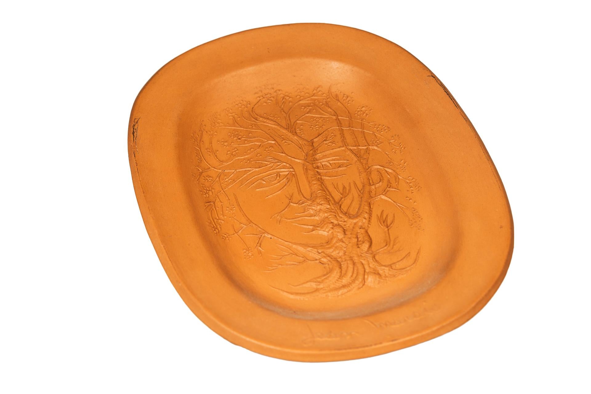Jean Marais (1913-1998),
Oval earthenware plate,
Incised bottom decorated with faun head,
Signed,
France, circa 1970.

Measures: Height 33 cm, width 26 cm, depth 3 cm.