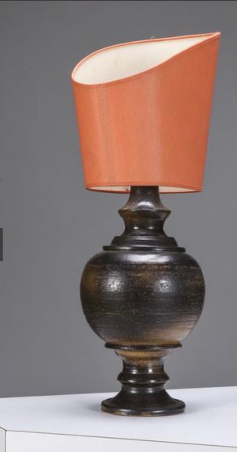 Schwarze Keramik-Tischlampe mit Originalschirm, signiert auf dem Sockel Jean Marais (1913-1998).