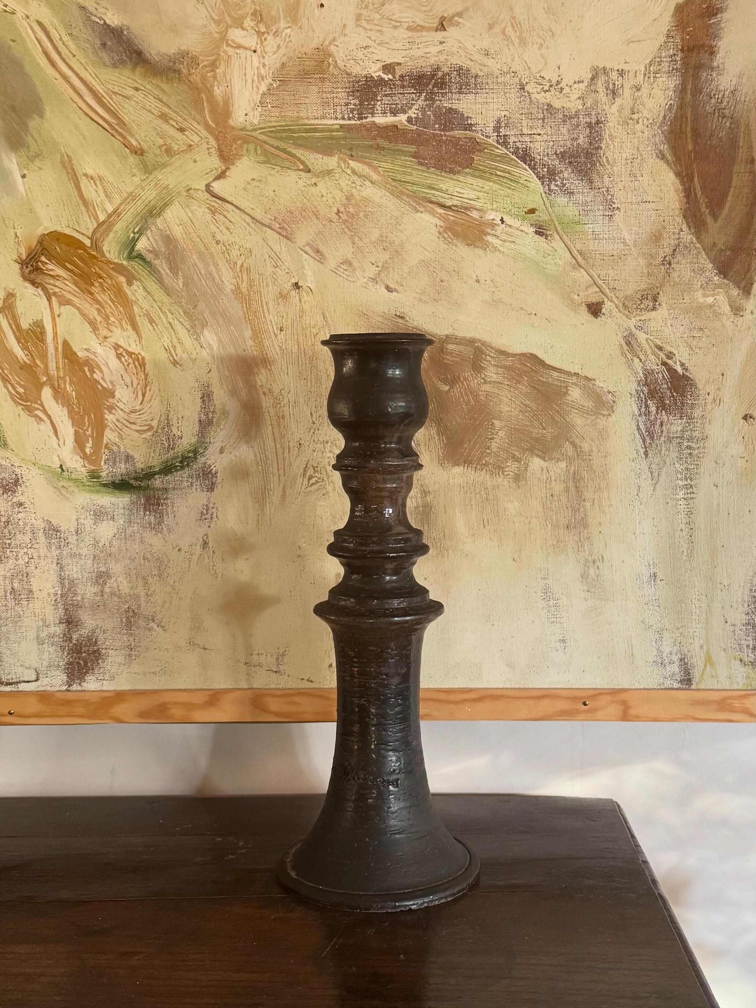 Candeliere alto in ceramica smaltata nera di Jean Marais, anni '70 circa. Buone dimensioni. Firmato sul fronte.