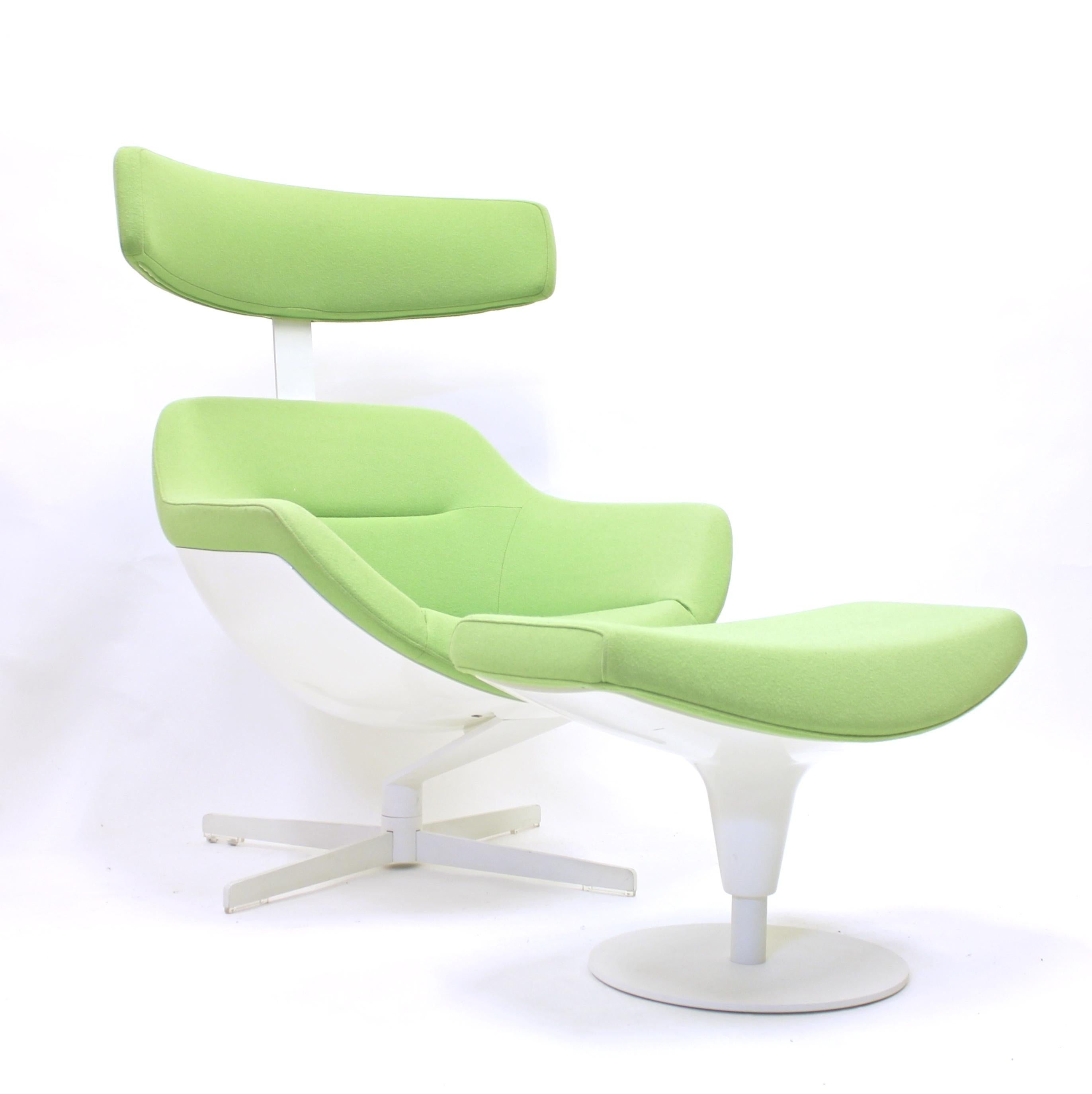 La chaise et l'ottoman Auckland ont été conçus par Jean-Marie Massaud pour Cassina en 2005. Il s'agit de la version à haut dossier et l'ensemble comprend également un ottoman. La chaise a une fonction pivotante et, en raison de sa construction