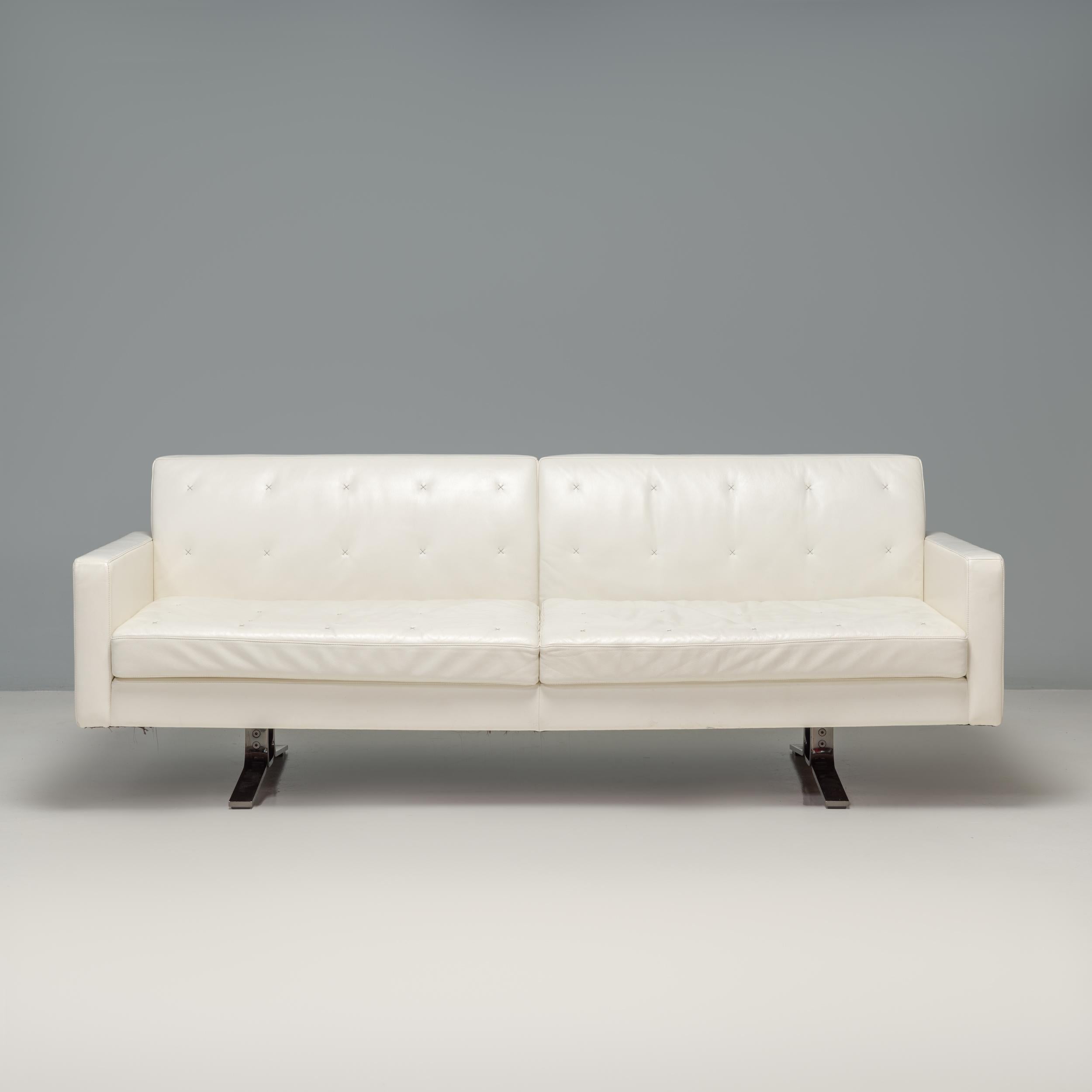 Das Kennedee Sofa wurde 2006 von Jean-Marie Massaud für Poltrona Frau entworfen und ist ein fantastisches Beispiel für modernes italienisches Design.

Das aus einem massiven Buchenholzrahmen gefertigte Sofa ist vollständig mit weißem Panna 51