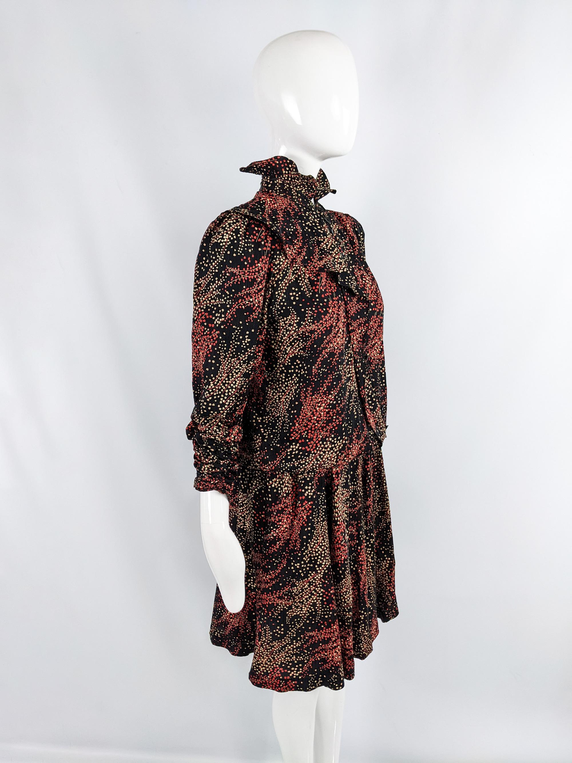 Jean & Martin Pallant Vintage Vestido Blusón de los 80 de seda roja y negra con cuello vuelto en venta 2