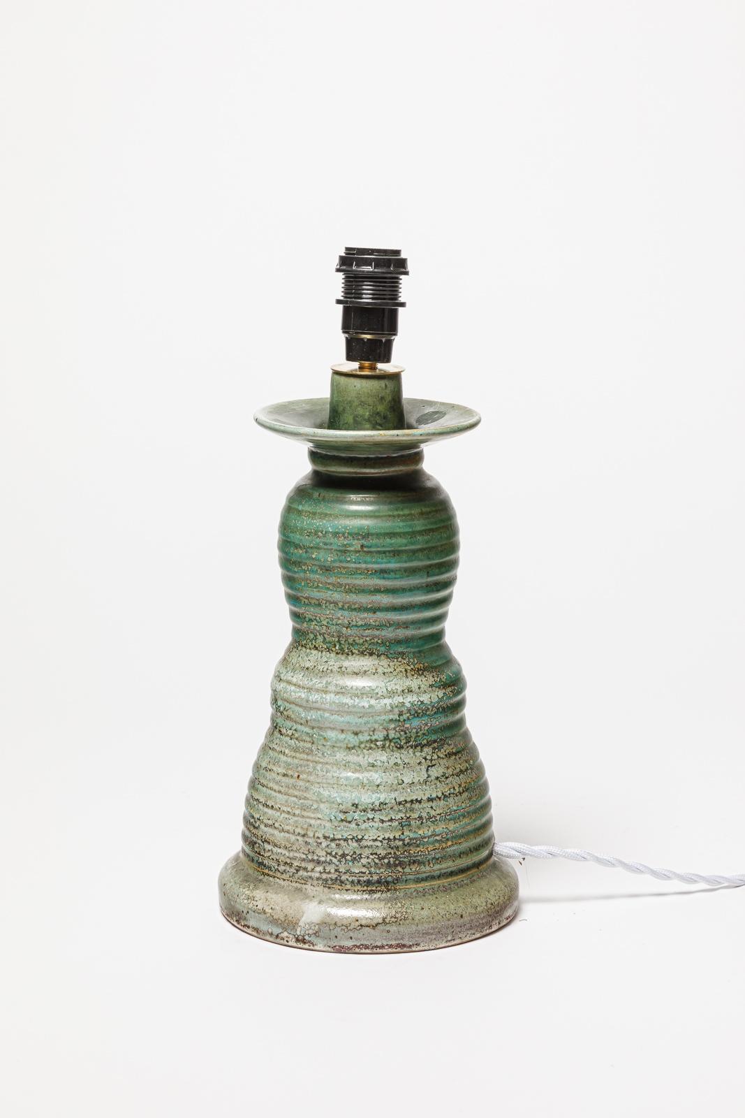 Jean Maubrou

Lampe de table Art déco en céramique verte

pièce unique faite à la main

Signé sous la base

Le système électrique est en bon état

hauteur de la céramique 27 cm
Hauteur avec système électrique 34 cm
Grand 15 cm