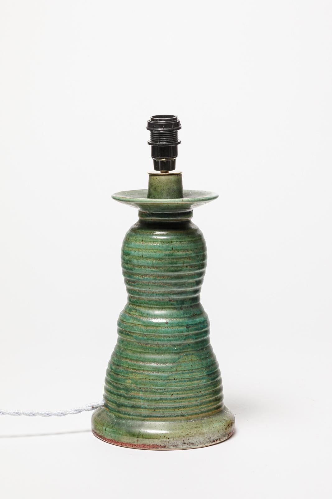 Français Jean Maubrou 20 CENTURY DESIGN circa 1950 Lampe de table en céramique verte 27 cm en vente