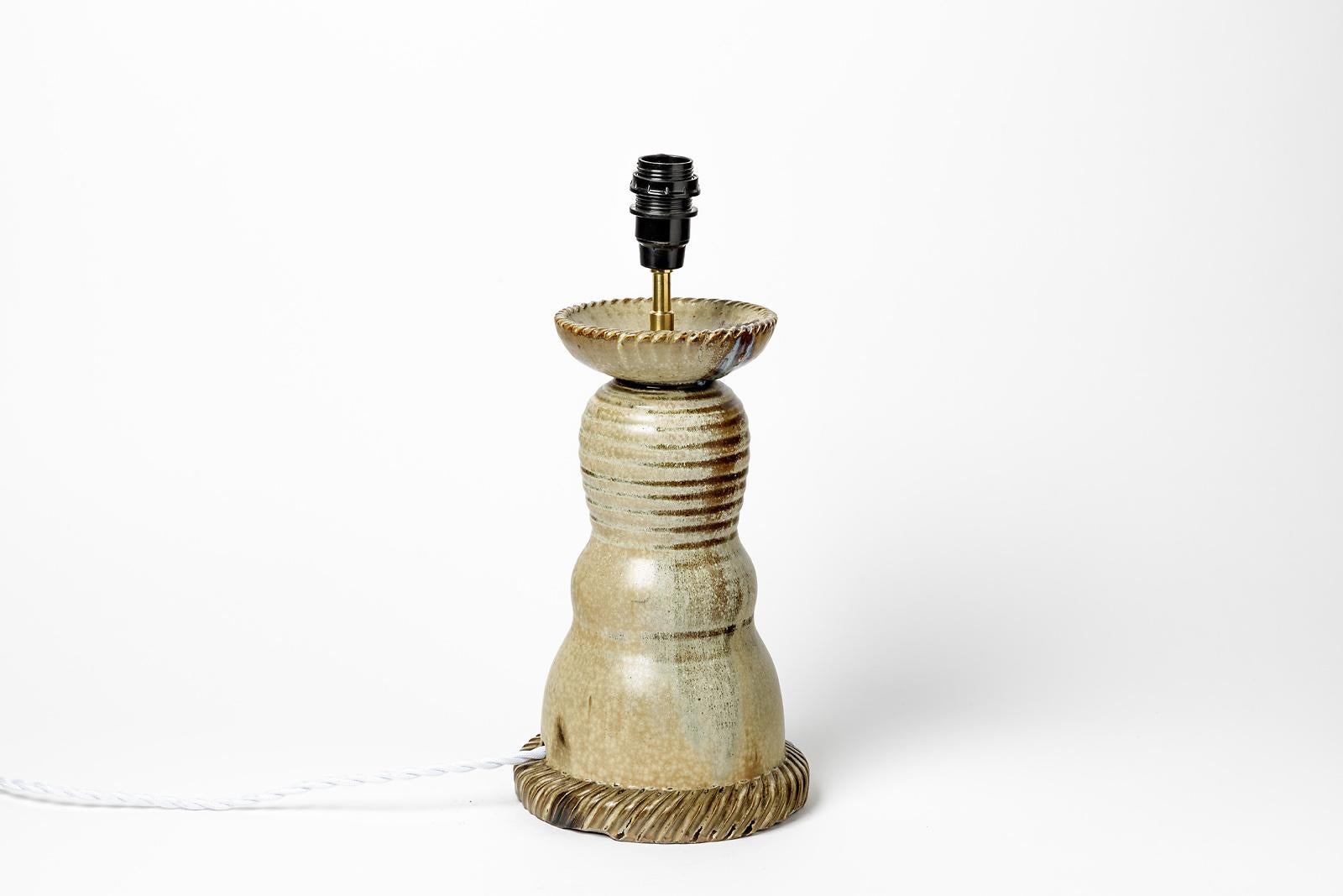 Jean Maubrou

Realisiert um 1950

Elegante Keramik-Tischlampe aus Steingut 

Signiert unter dem Sockel

Original Steingut Keramik Glasuren Farben

Elektrische Anlage ist neu

Keramik Maße - Höhe : 25 cm Groß : 15 cm
Maße mit