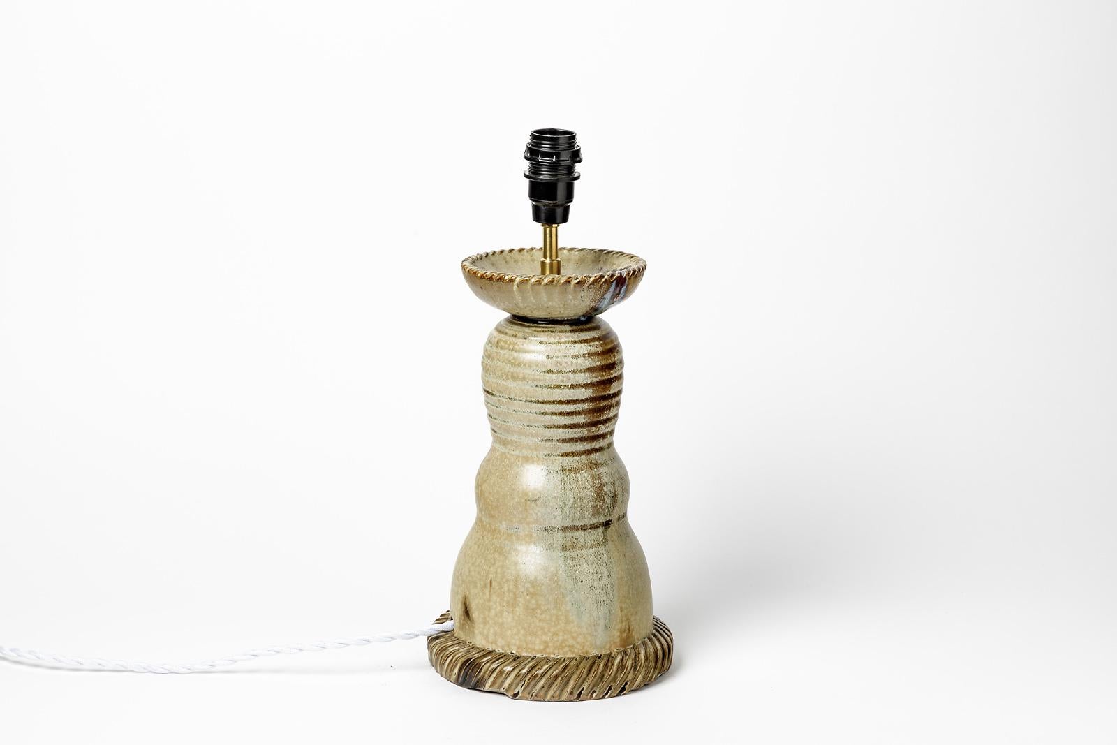 Jean Maubrou

Réalisé vers 1950

Élégante lampe de table en céramique grès 

Signé sous la base

Couleurs originales des émaux céramiques en grès

Le système électrique est neuf

Mesures en céramique - hauteur : 25 cm Grand : 15