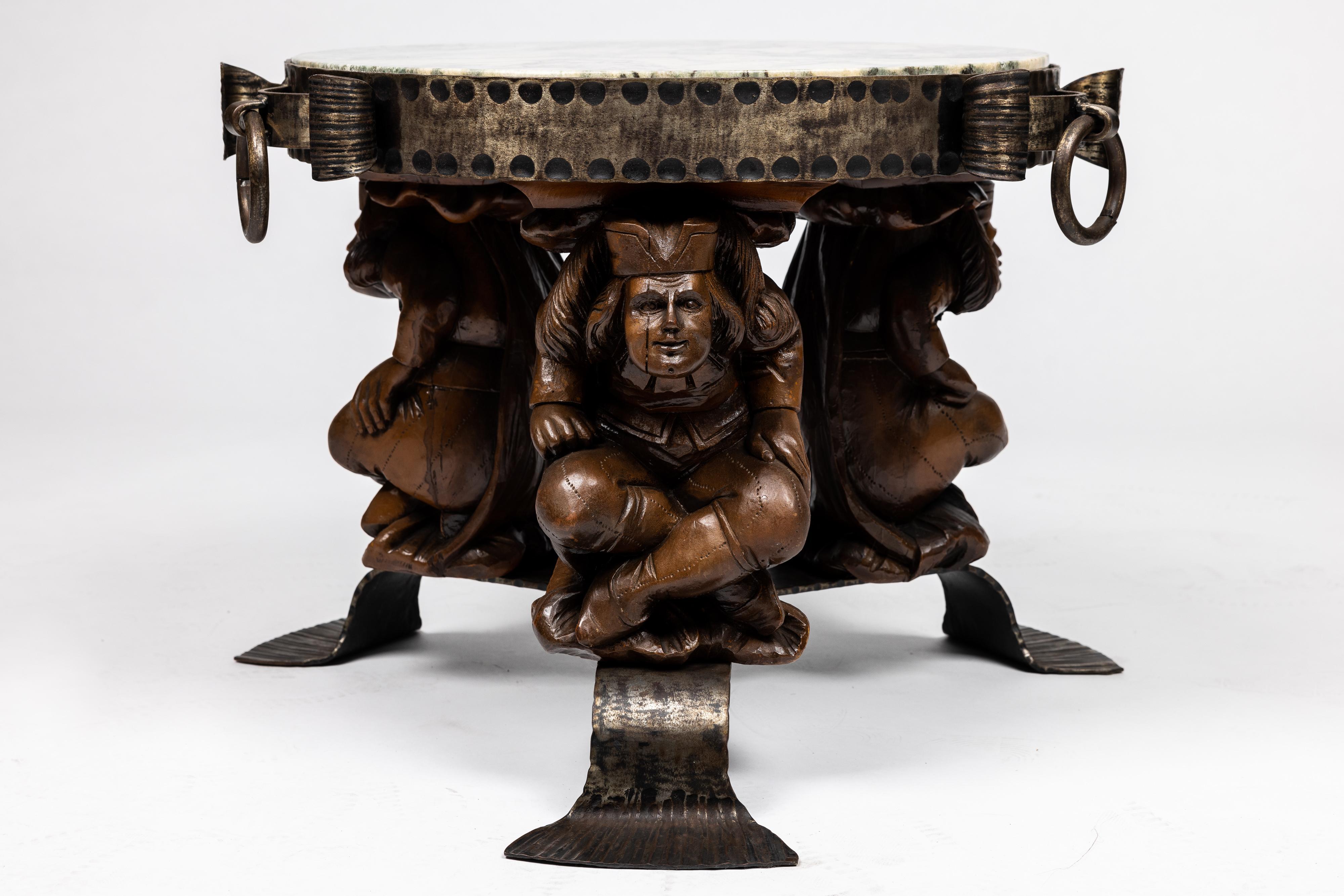 Dieser Blickfang ist ein Tisch, entworfen von dem bekannten französischen Designer Jean Maurice Rothschild, hergestellt in der Mitte des Jahrhunderts in Frankreich. Dieser absolut interessante französische Beistelltisch besteht aus einem