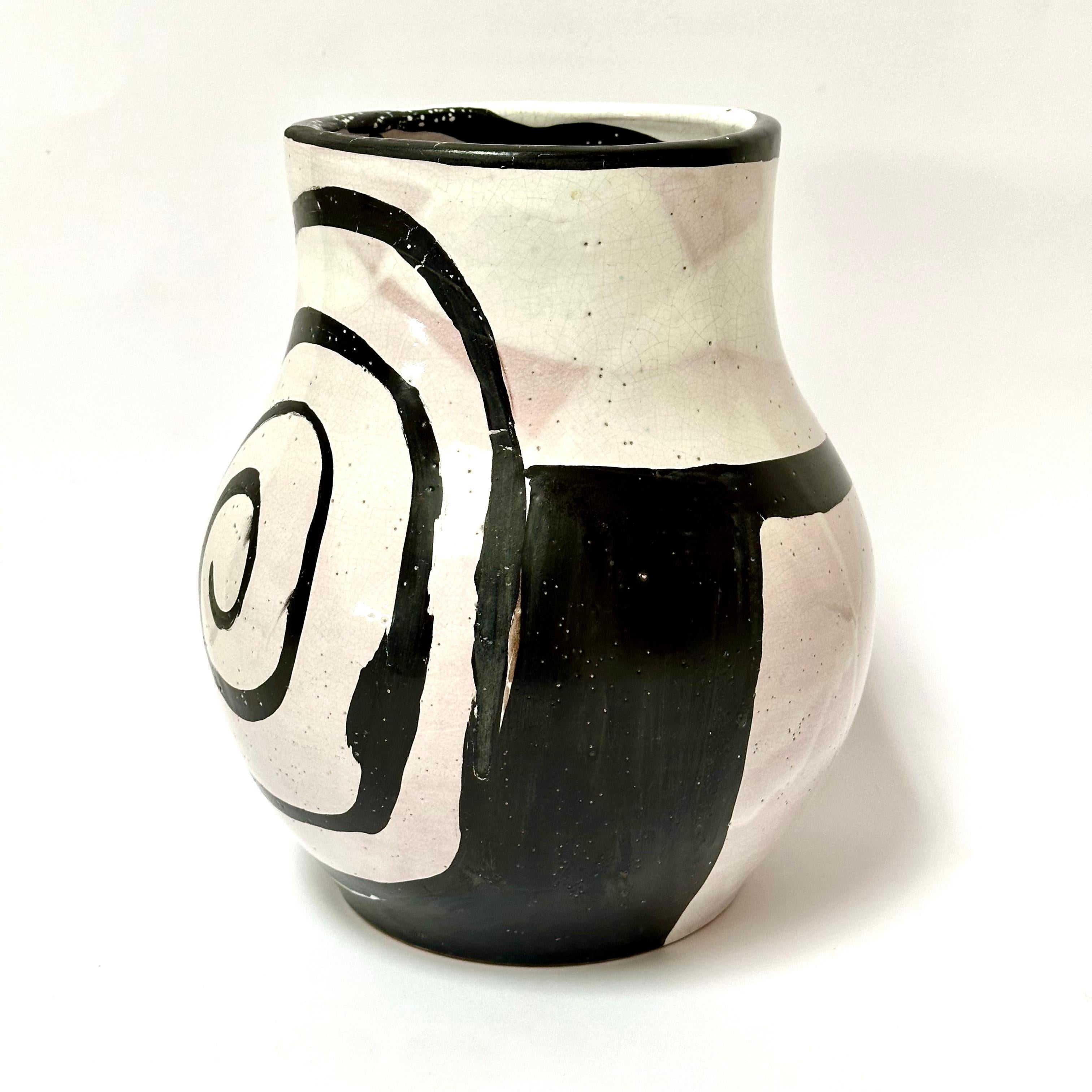 Vaso panciuto estremamente raro.
Ricchi smalti con una giustapposizione di bianco e viola chiaro e un decoro astratto sovrastampato i cui contorni vanno oltre lo stretto campo visivo per colonizzare l'interno del vaso.

Il pezzo è in condizioni