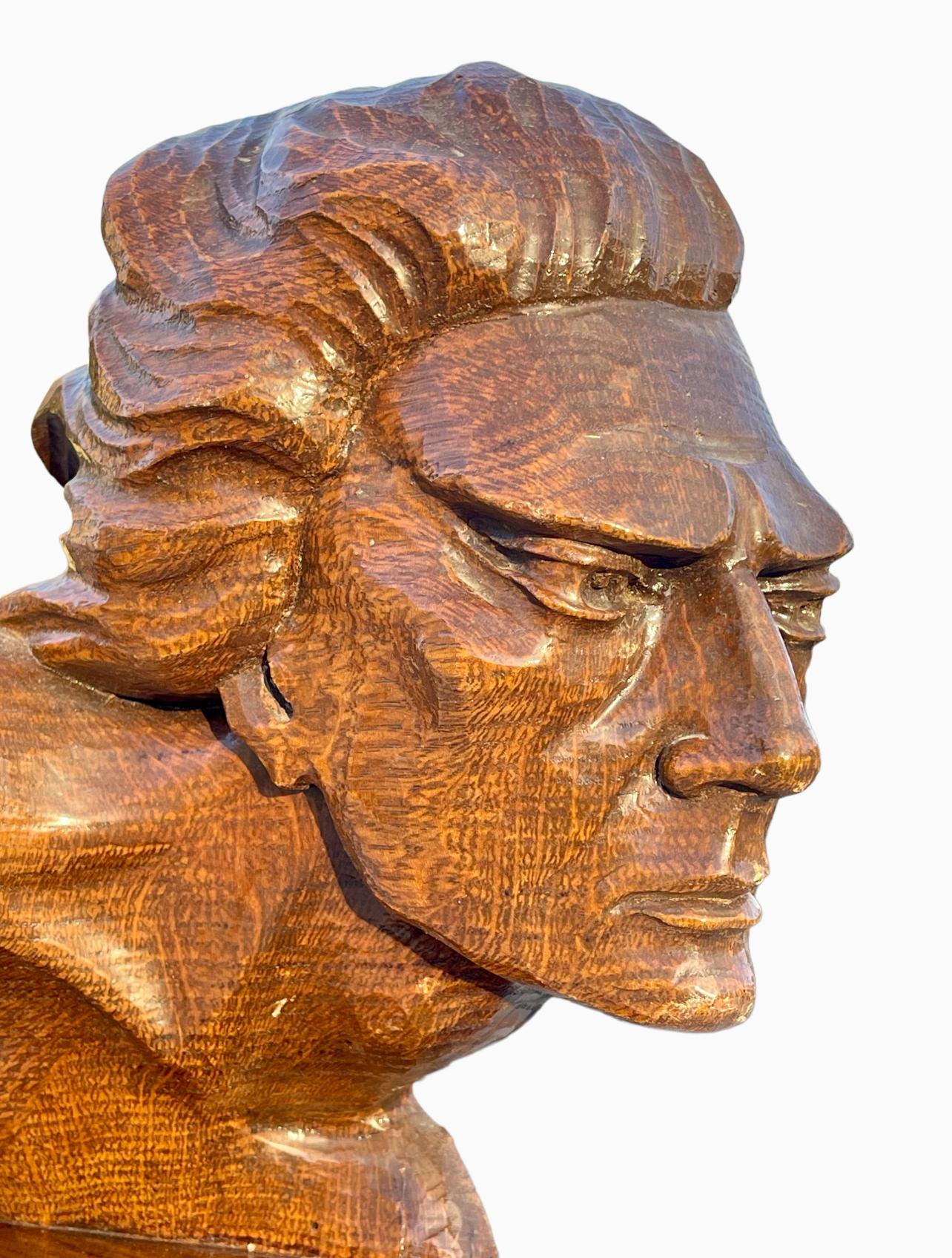 Scultura in legno che rappresenta il busto di Jean Mermoz intitolato 