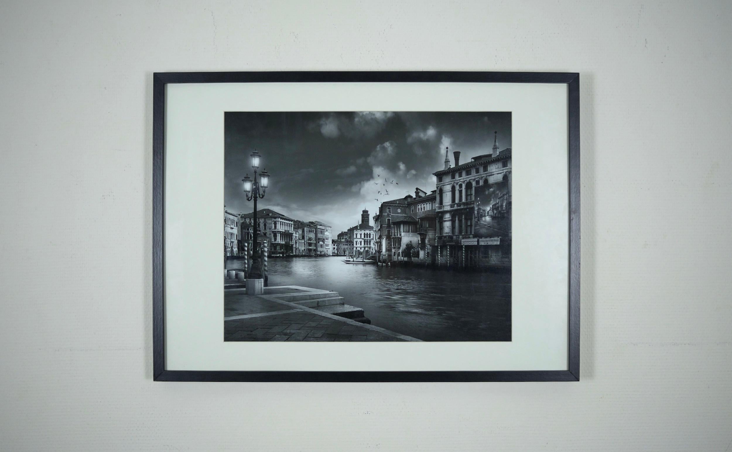 Fine Art Print, gerahmt.

Seit 20 Jahren arbeitet Jean Michel Berts an verschiedenen Themen. Vor acht Jahren begann Berts in Wien ein Projekt, das sich auf Städte konzentrierte und von Fotografen wie Norman Parkinson und Hugo Schmölz inspiriert