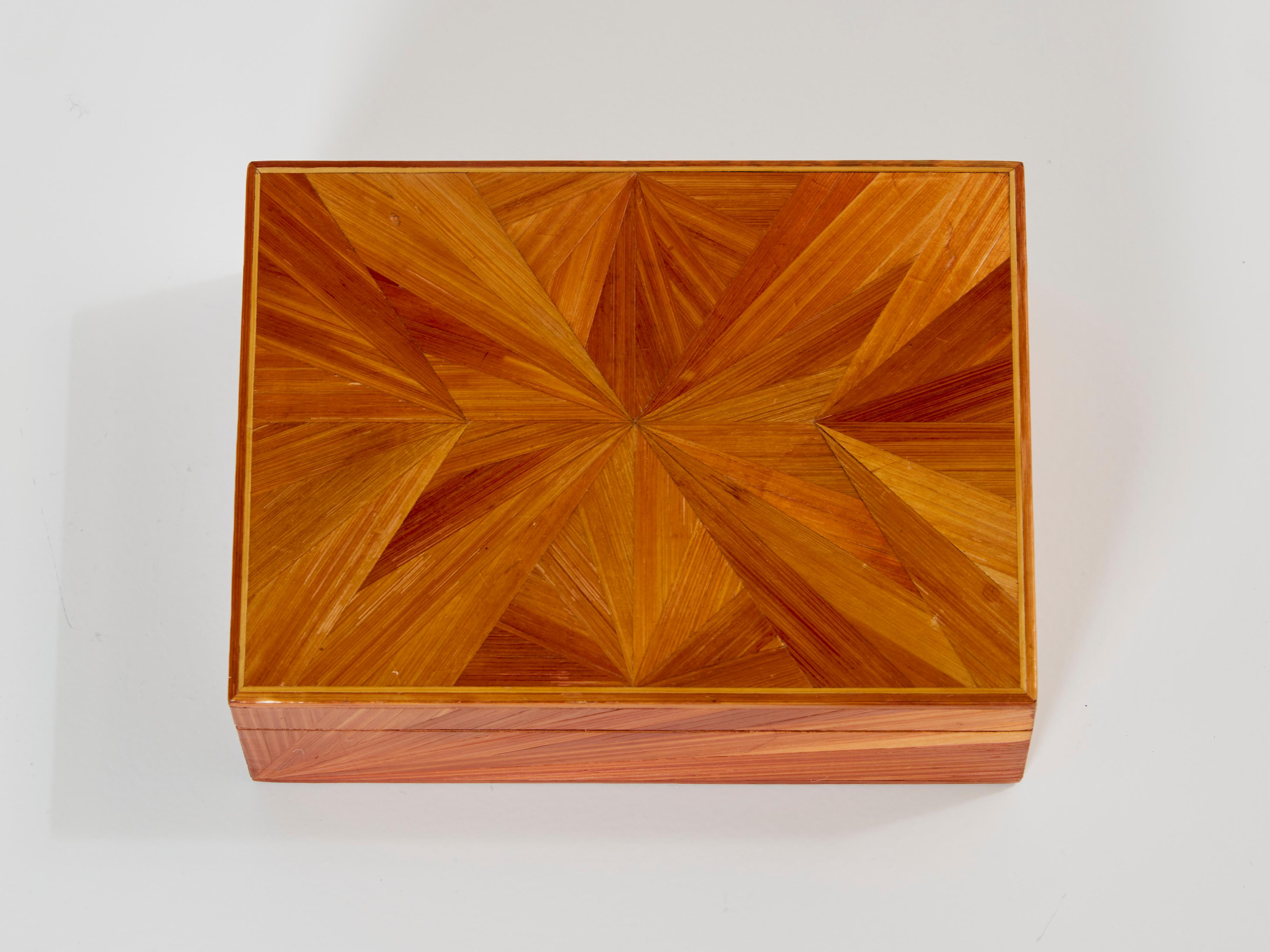 Belle boîte décorative en marqueterie de paille de Jean-Michel Frank des années 1930. Sculpté en bois de hêtre entièrement recouvert de marqueterie de paille avec des motifs rayonnants. Il a été entièrement restauré, il ne reste que de légères