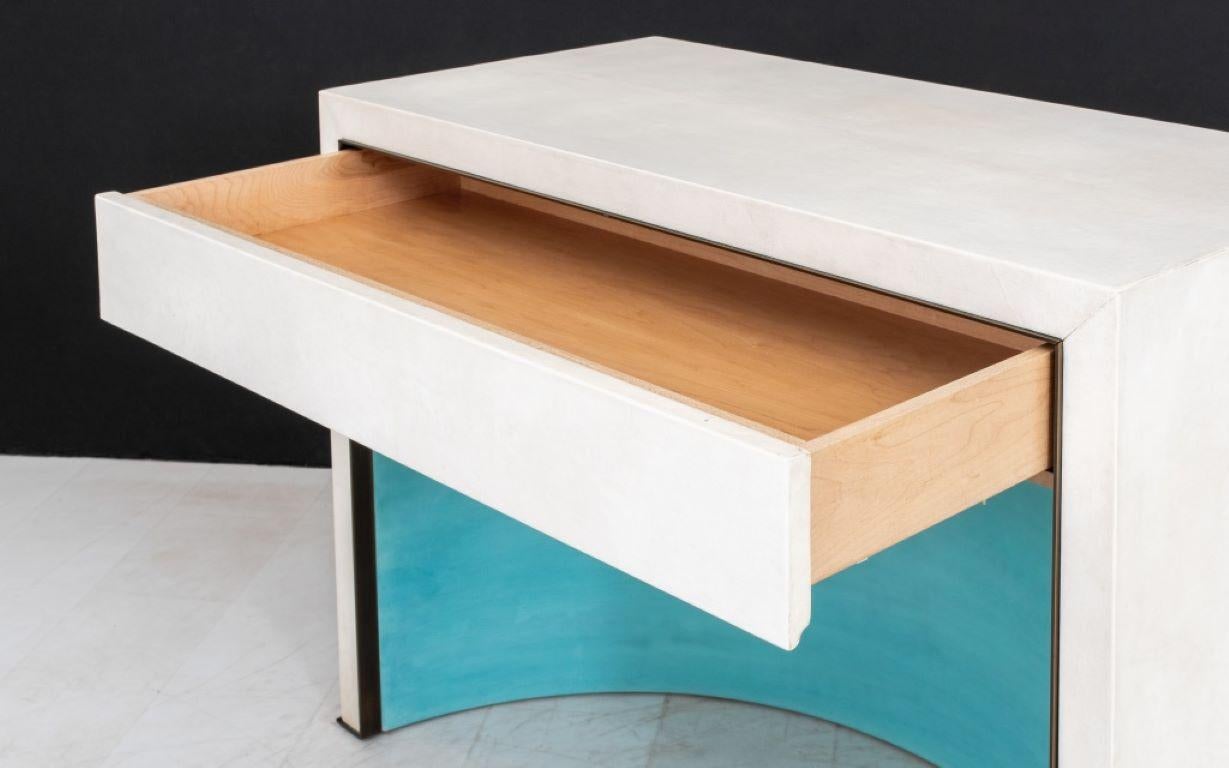 20ième siècle Paire de tables recouvertes de cuir, style Jean-Michel Franck en vente