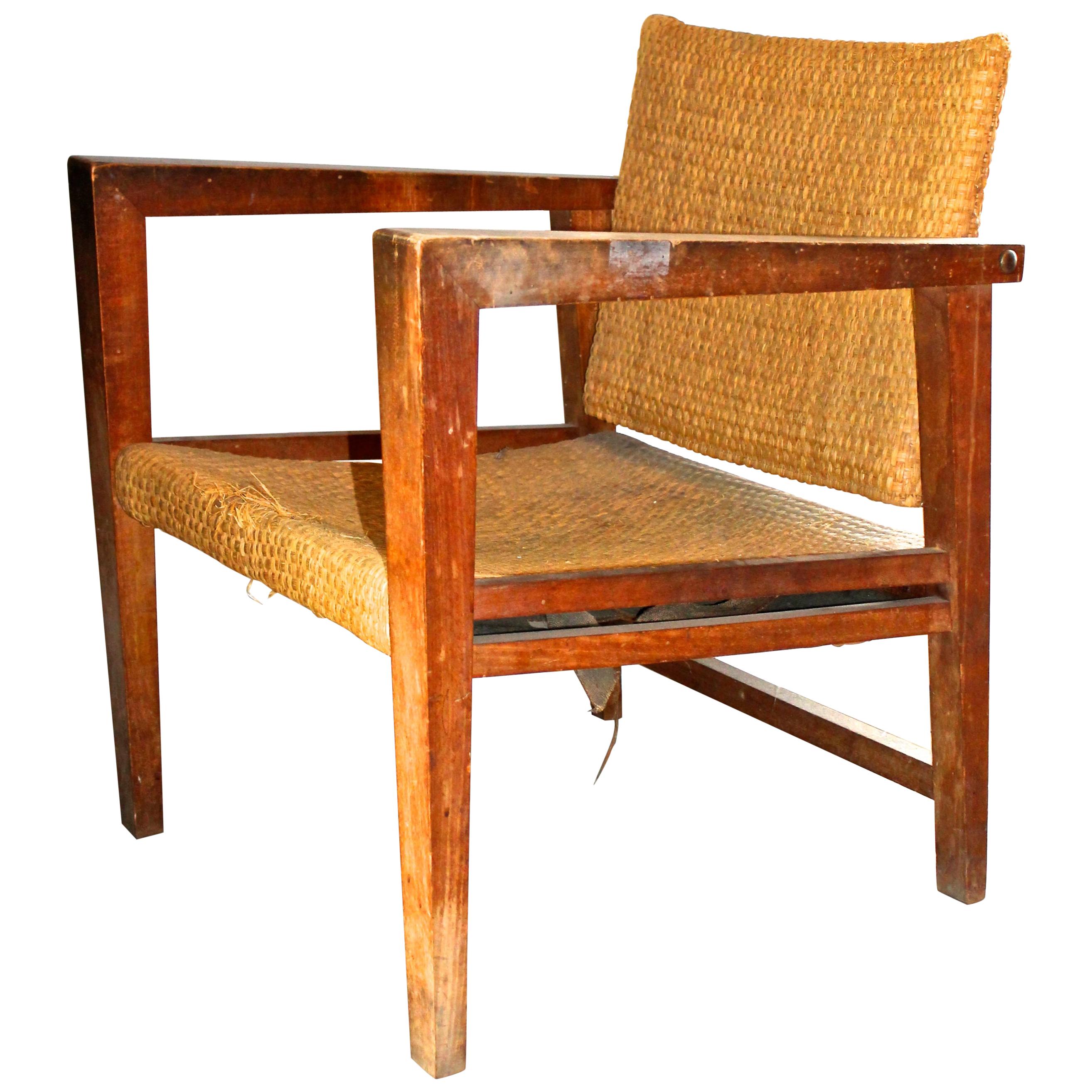 Ein bedeutender Stuhl aus geflochtenem Stroh, wahrscheinlich aus Bergahorn gefertigt. Der Rücken schwingt und verbindet sich in 'Basculant'-Manier.