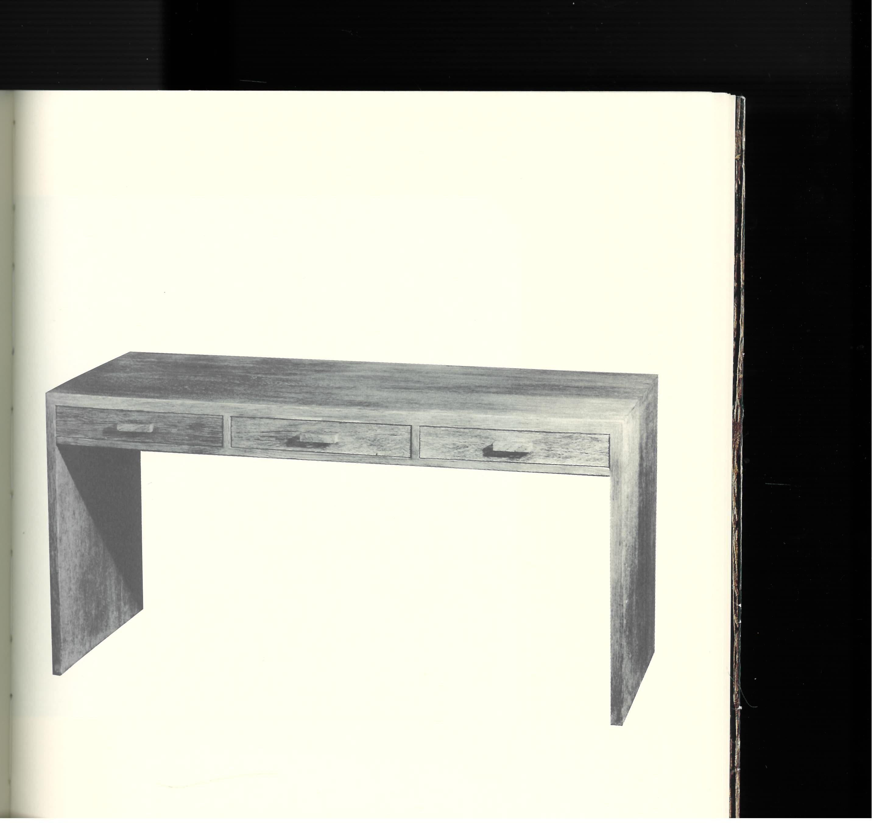 Il s'agit d'un catalogue produit par la Galerie Jacques de Vos en 1988 à l'occasion d'une exposition de meubles appartenant à diverses collections privées, donc rarement vus par le public, mais tous réalisés par le très recherché designer