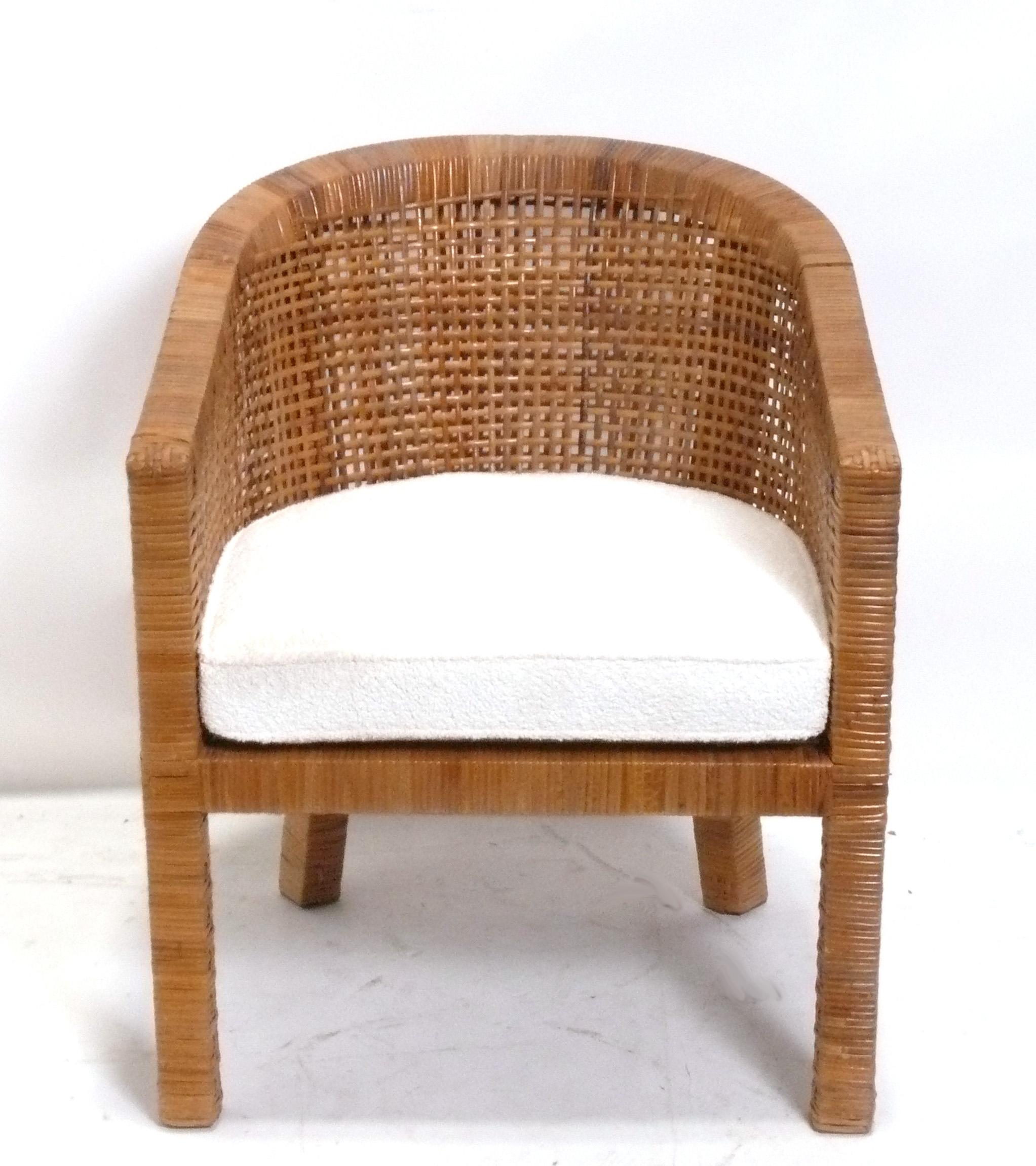 Clean Lined Rattan Lounge Chair, disegnata da Jean-Michel Frank negli anni '30, questo esemplare è stato prodotto negli anni '60, probabilmente da Bielecky Brothers negli Stati Uniti. È stata recentemente rivestita con un tessuto boucle color avorio.